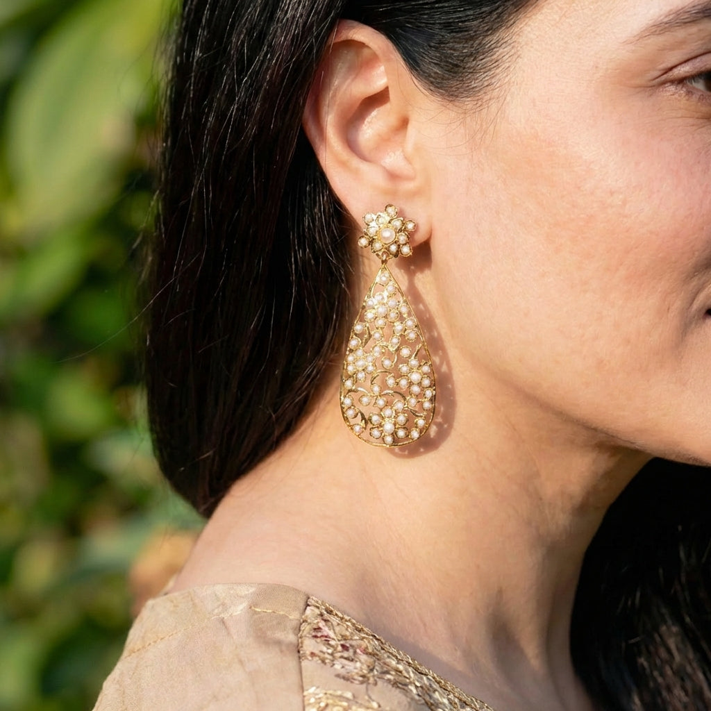 गोल्ड फिनिश्ड नाज़ुक पर्ल ड्रॉप इयररिंग सिल्वर ER 453 में