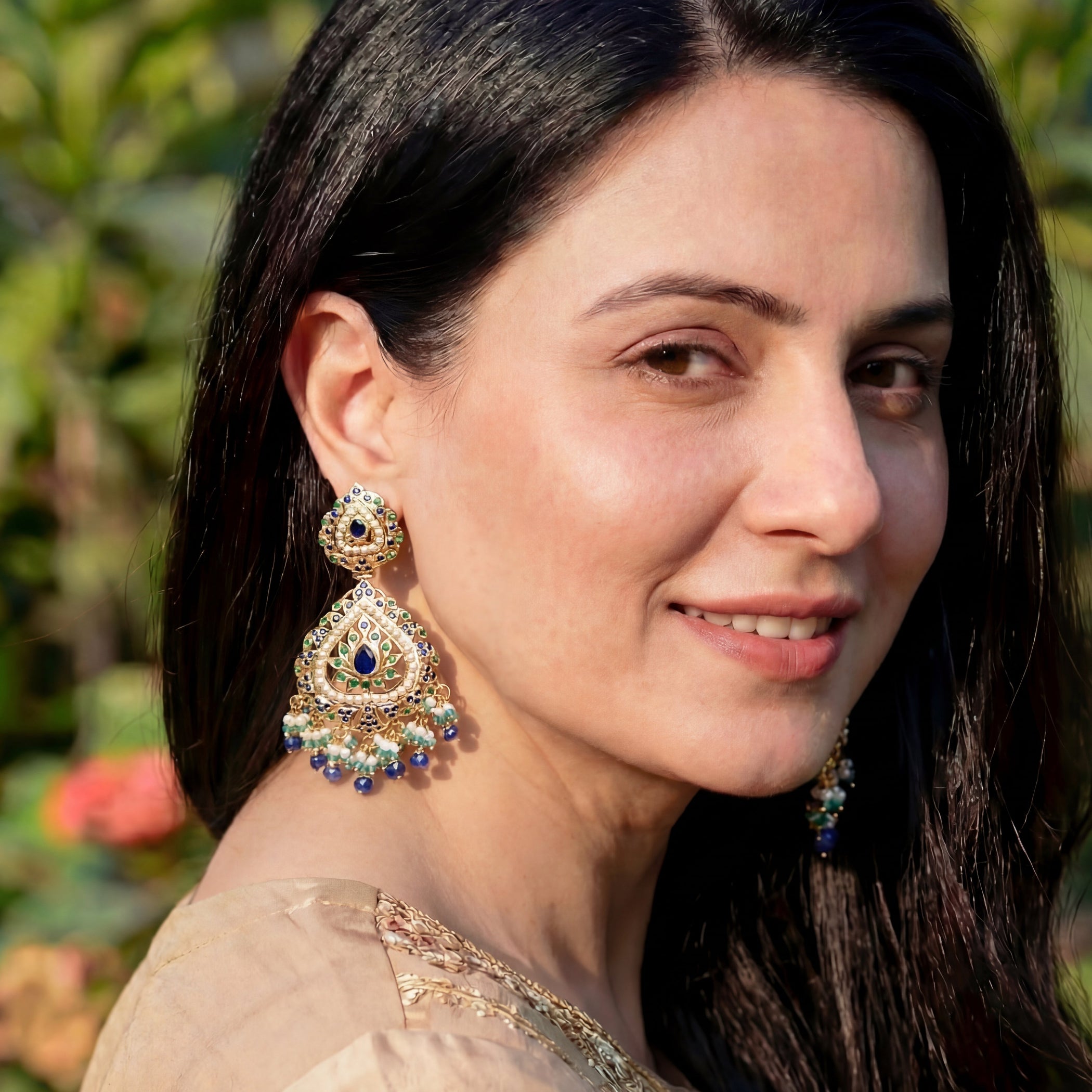 925 सिल्वर ER 337 में गोल्ड प्लेटेड एमरल्ड पर्ल नीलम इयररिंग