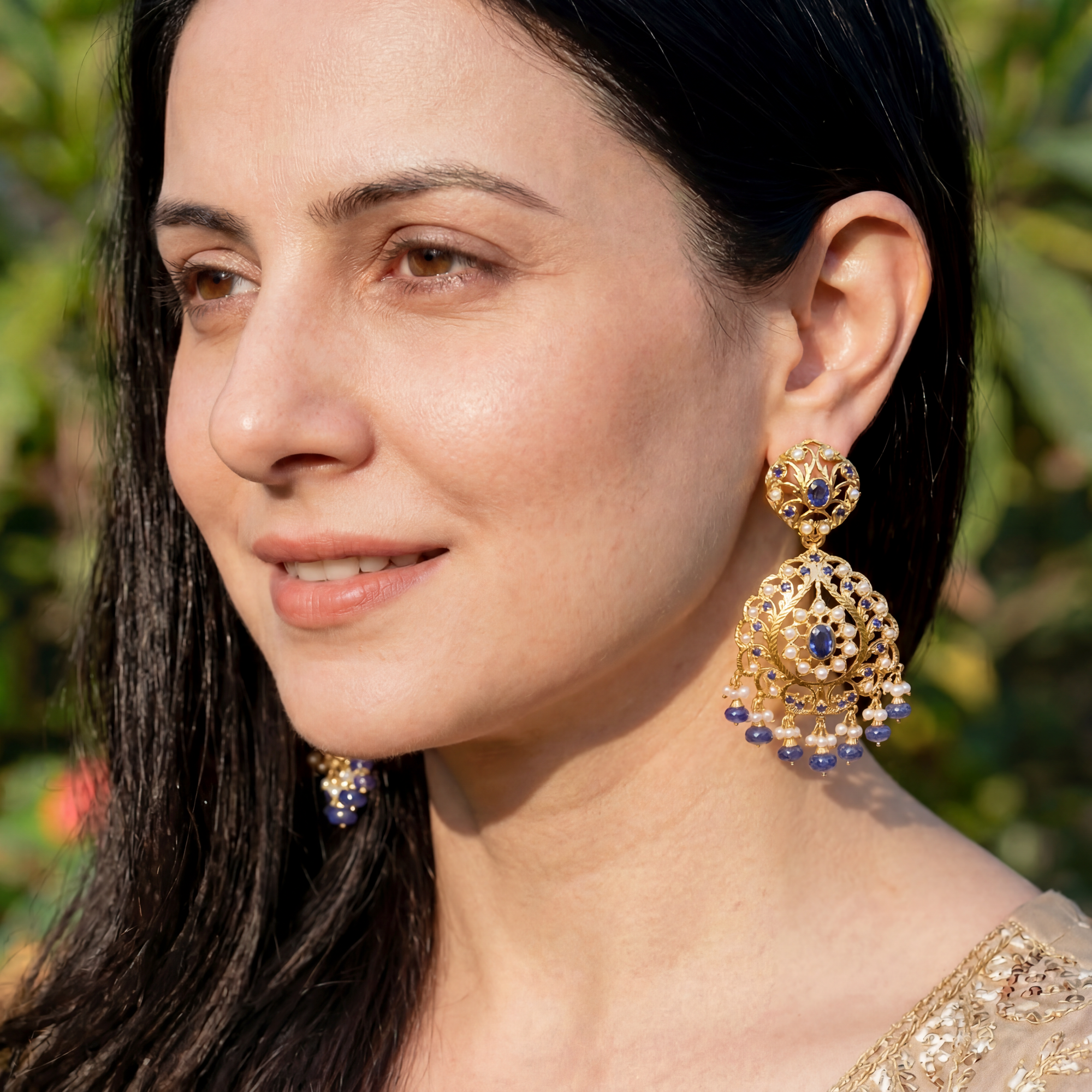 925 सिल्वर में मोती और नीले पत्थरों से जड़ी सोने की परत चढ़ी बालियां ER 444