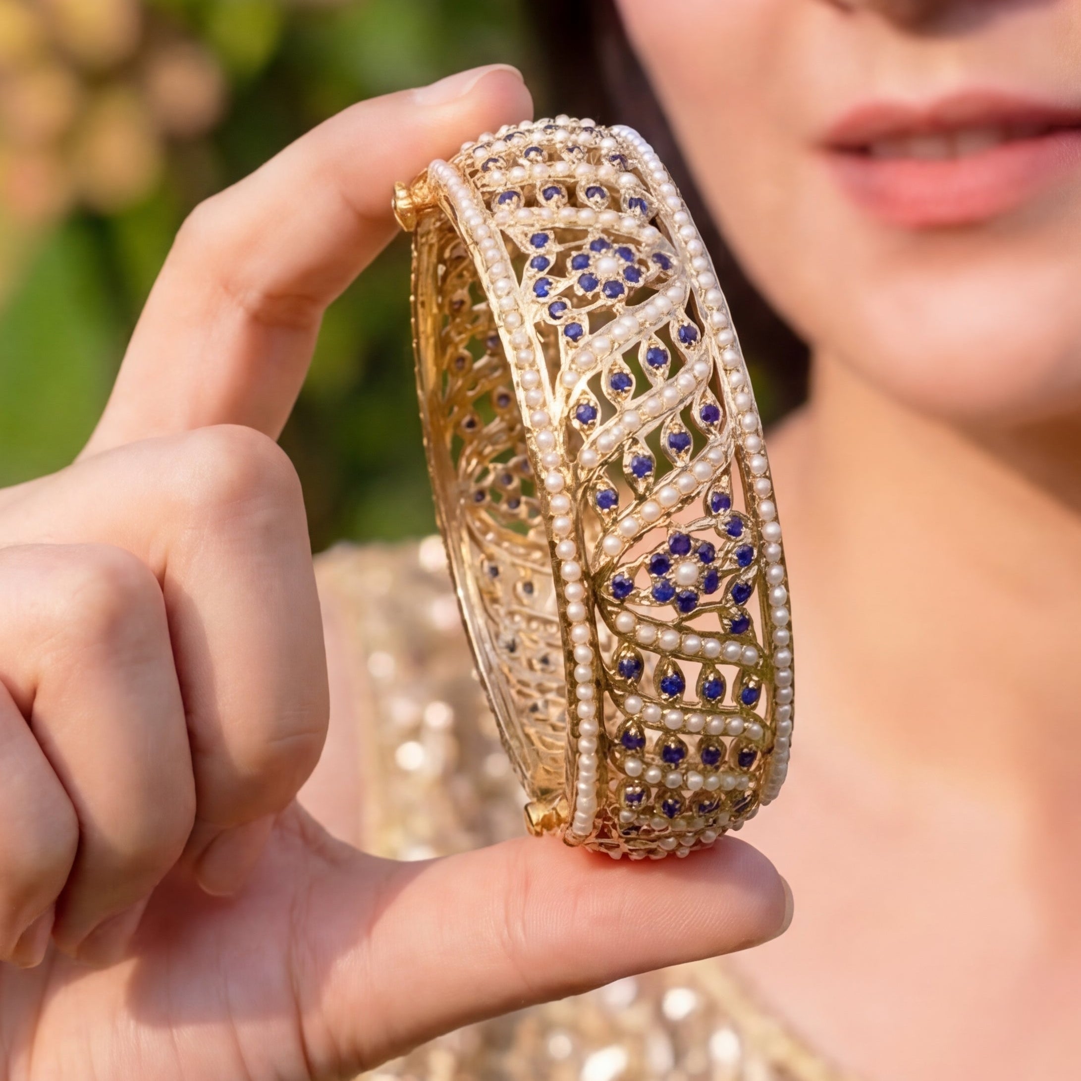 मोती और नीलम संयोजन में खुलने योग्य सोने की परत वाली चूड़ी BG 068