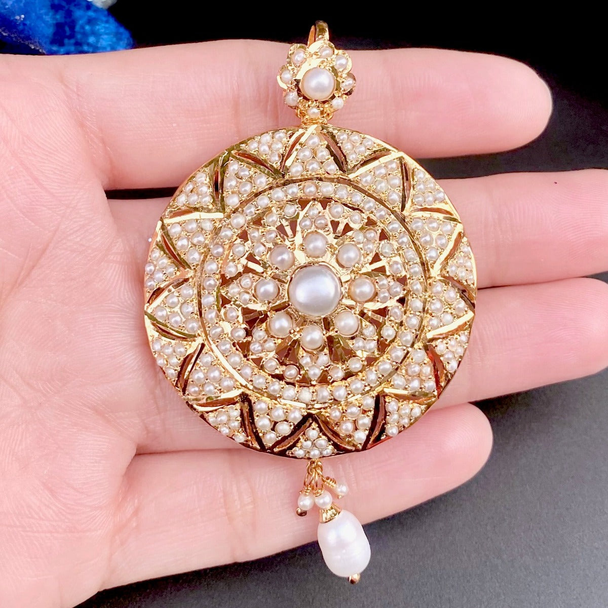 jadau pendant studded with pearls
