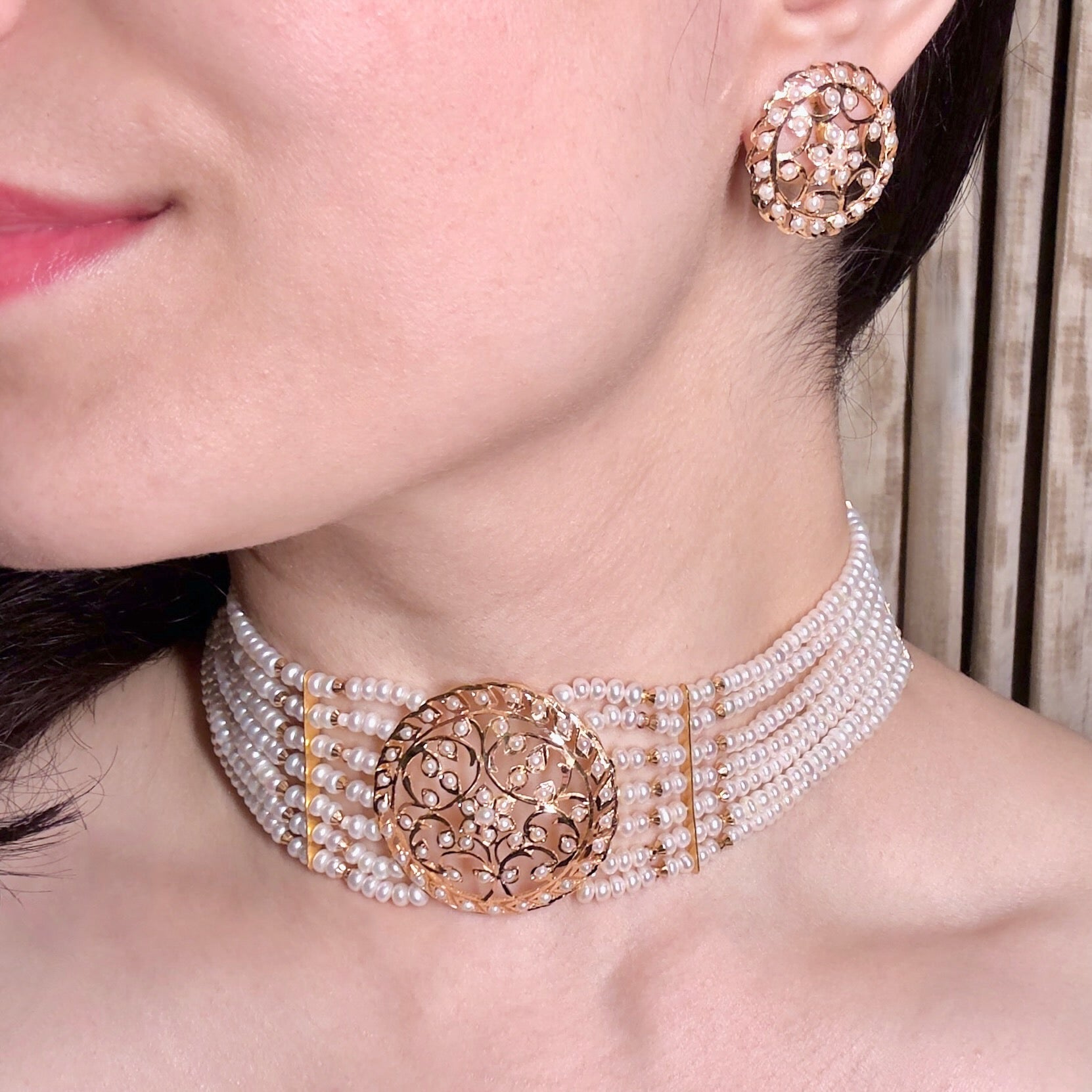 sophisticated gold choker