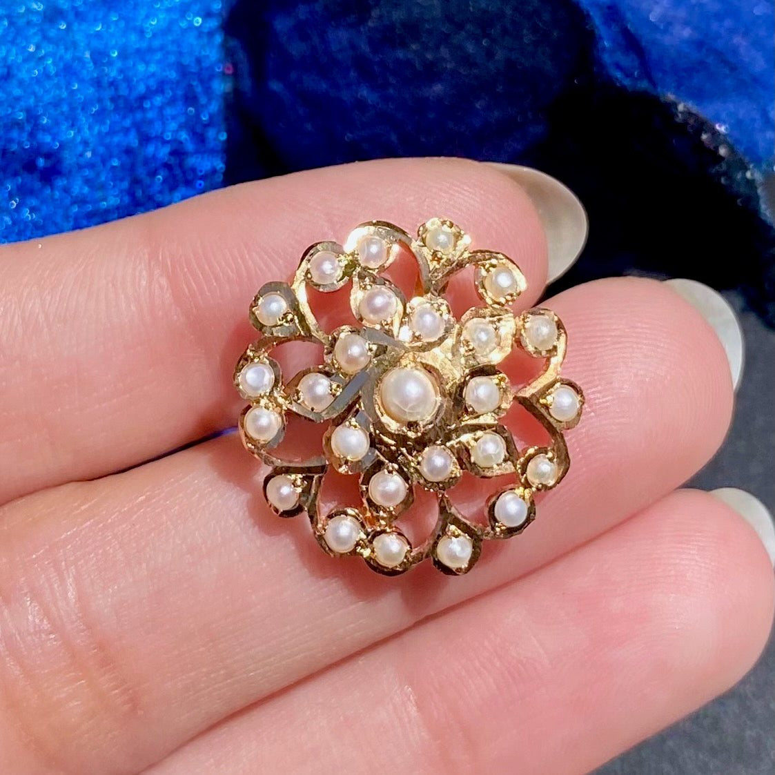 cute floral pearl studs in gold plated silver er 406