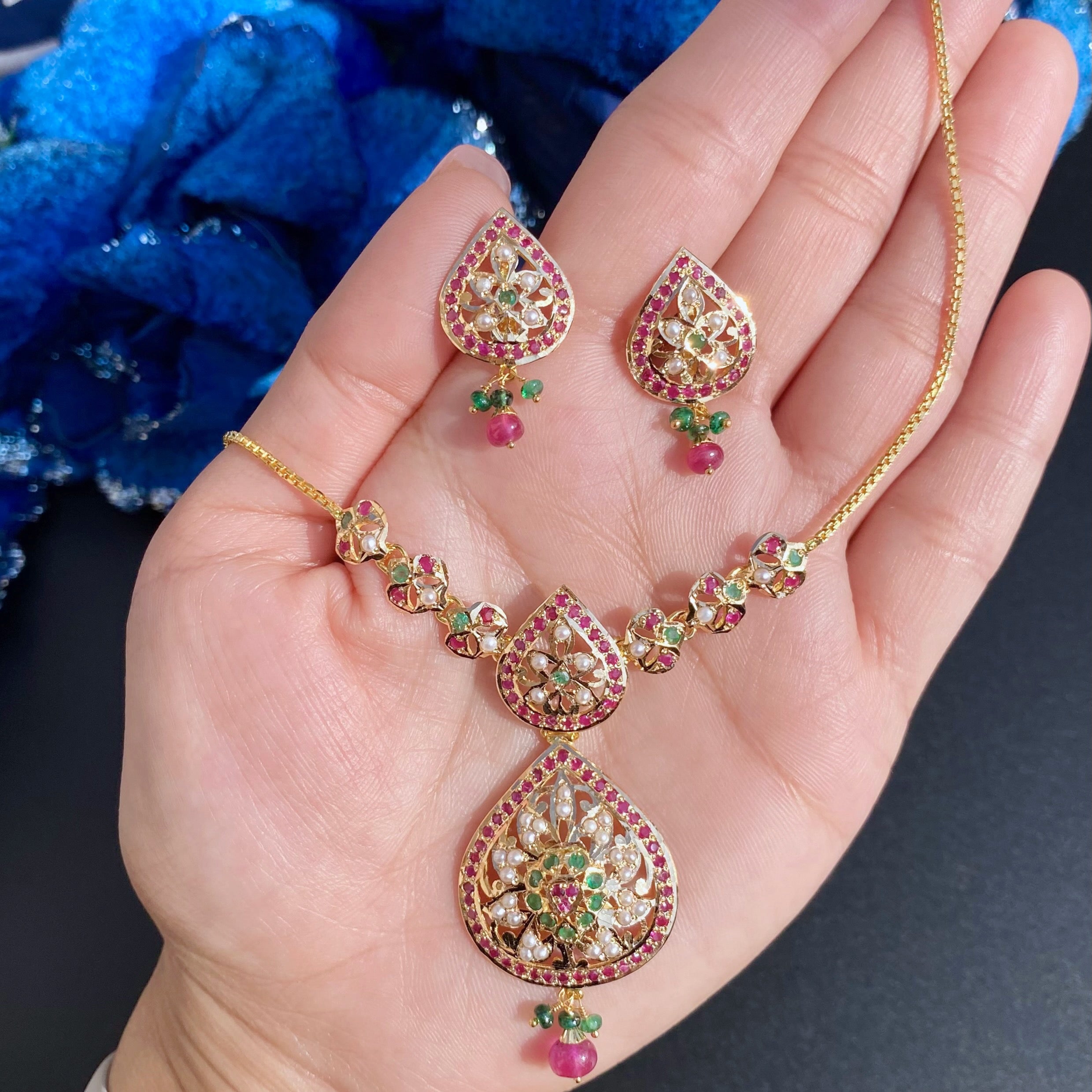 sleek jadau set gold