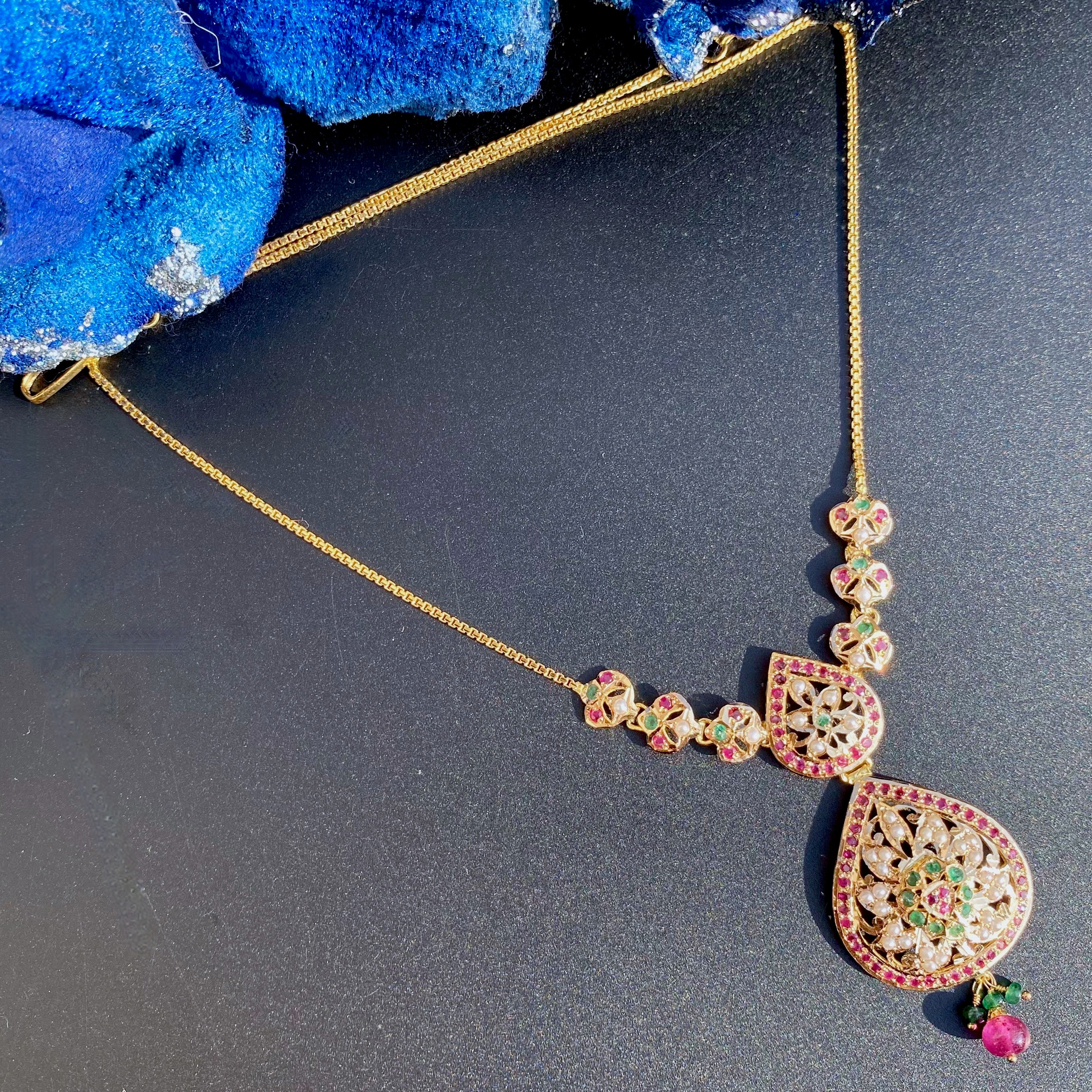 sleek jadau set gold