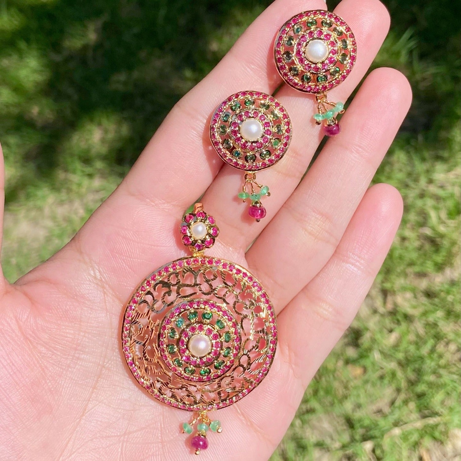 Gold pendant set