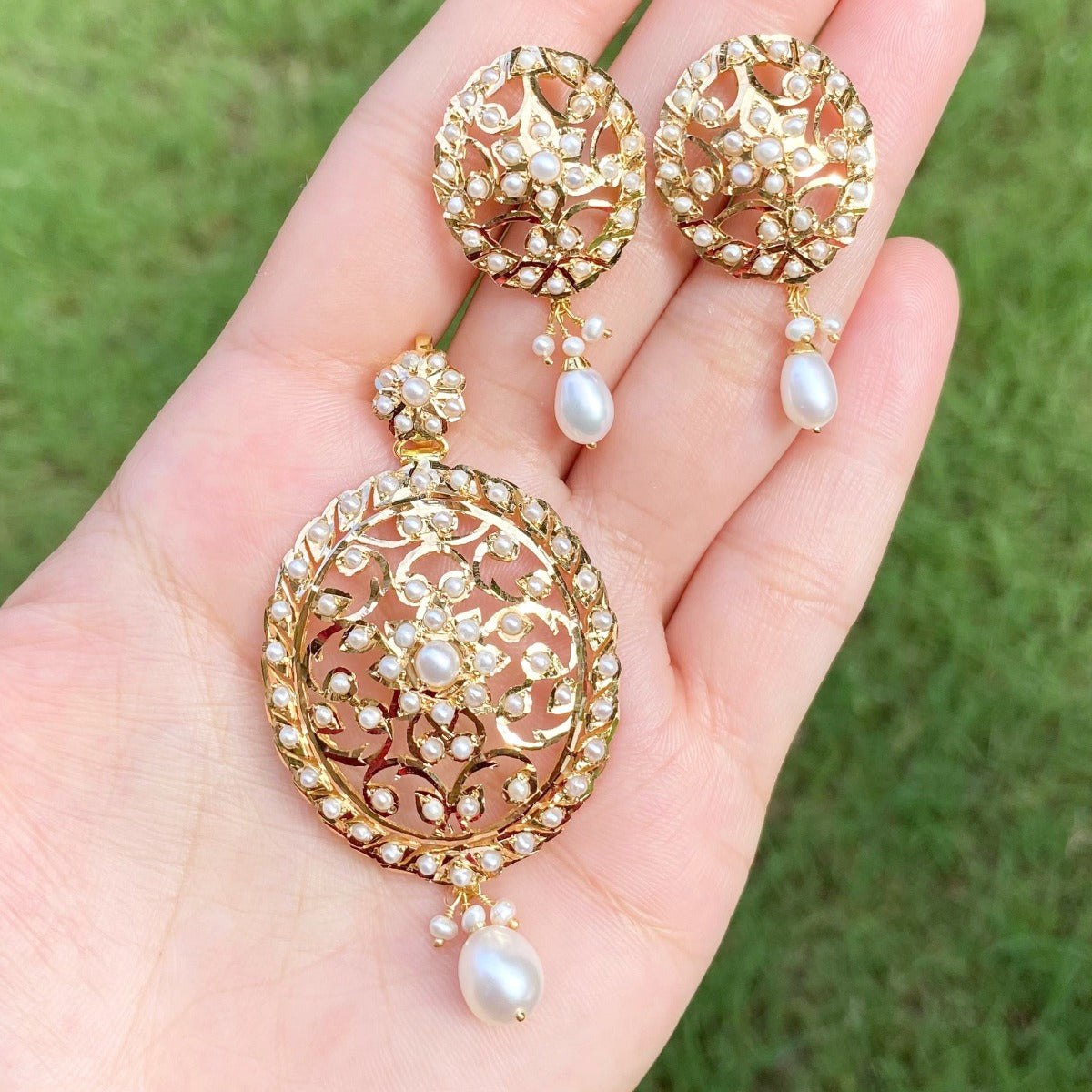 gold pendant set with pearls for western outfits