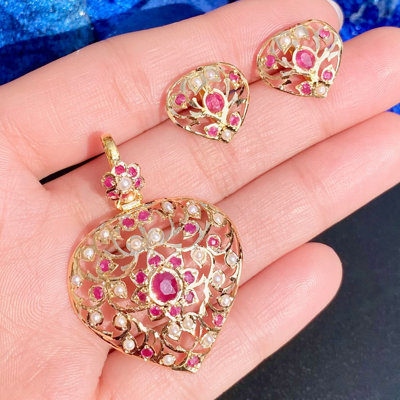 heart-shaped-gold-pendant.jpg