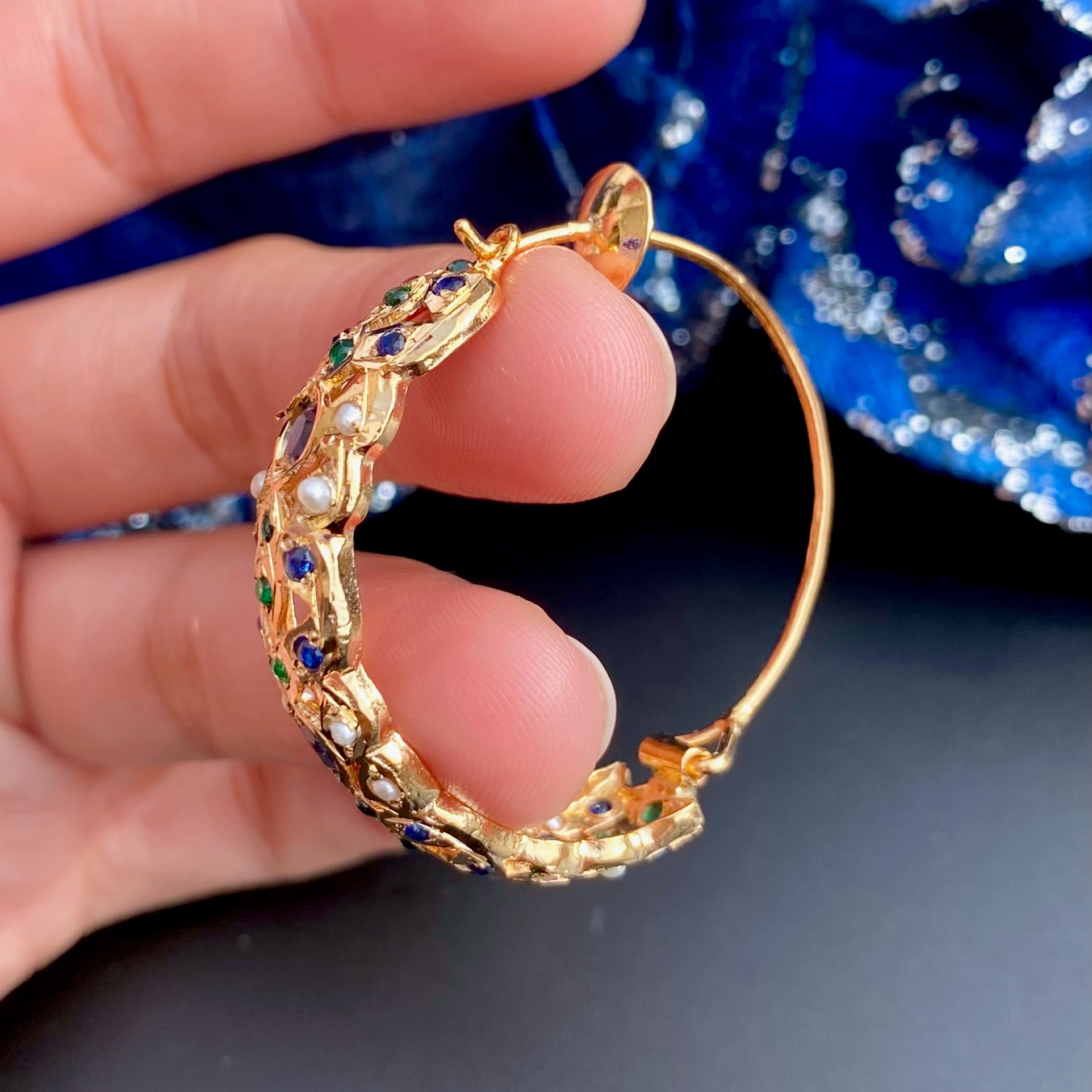 జడౌ హోప్ చెవిపోగులు | చేతితో తయారు చేసిన బాలి చెవిపోగులు | పచ్చ నీలమణి హోప్స్ | బంగారు పూత పూసిన ఆభరణాలు | ER 686