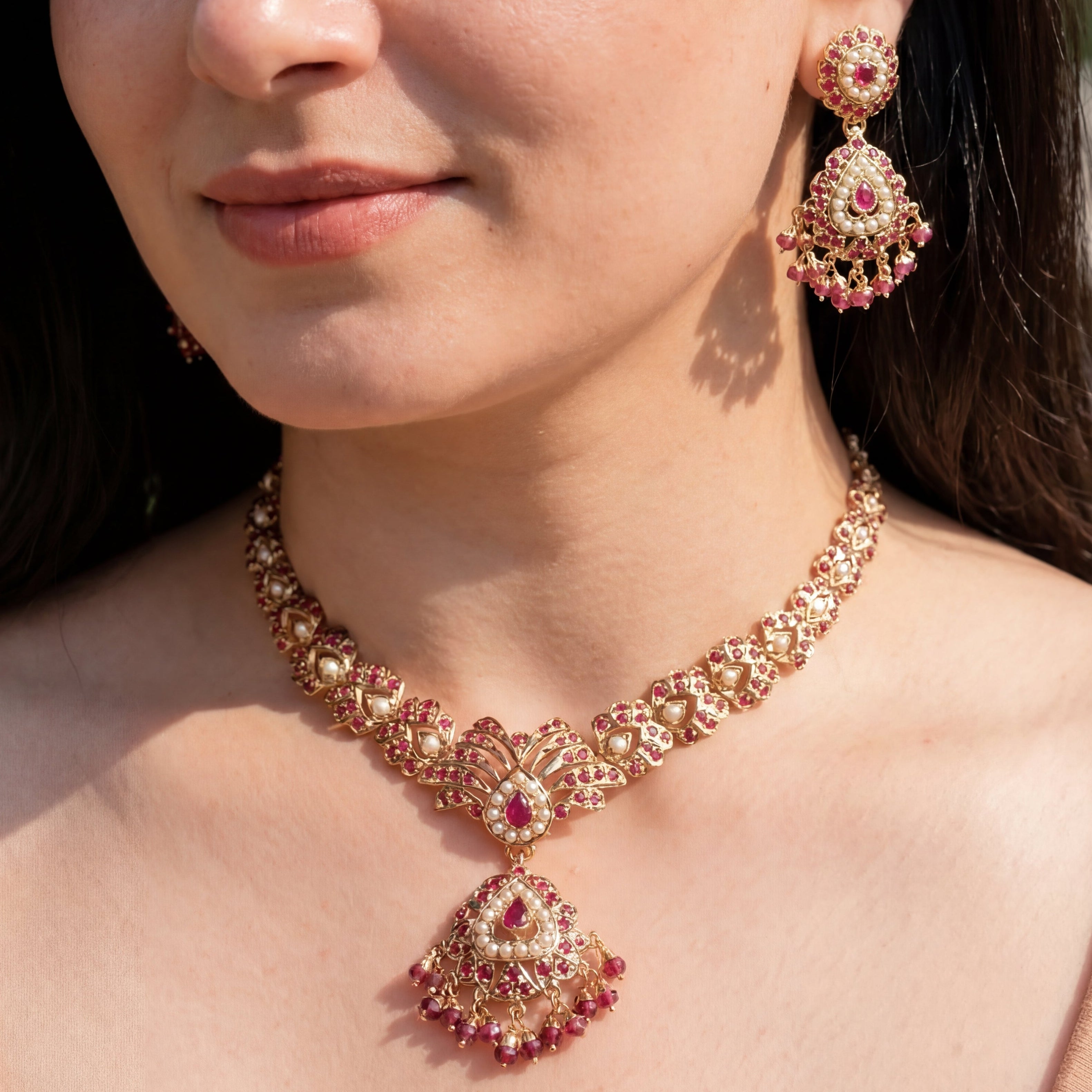 బంగారు పూత జడౌ నెక్లెస్ సెట్ | పెర్ల్ మరియు రెడ్ స్టోన్స్ NS 046తో నింపబడింది
