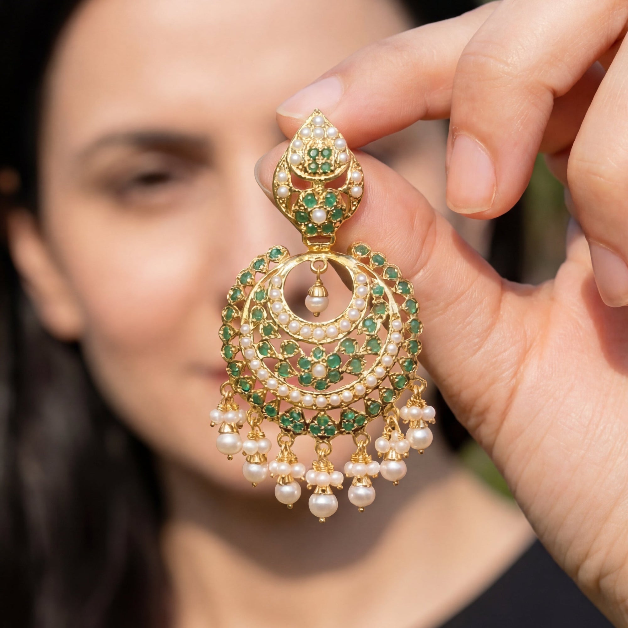 ఎమరాల్డ్ మరియు పెర్ల్ కాంబినేషన్ ER 420లో గోల్డ్ పాలిష్డ్ చంద్బాలీ చెవిపోగులు