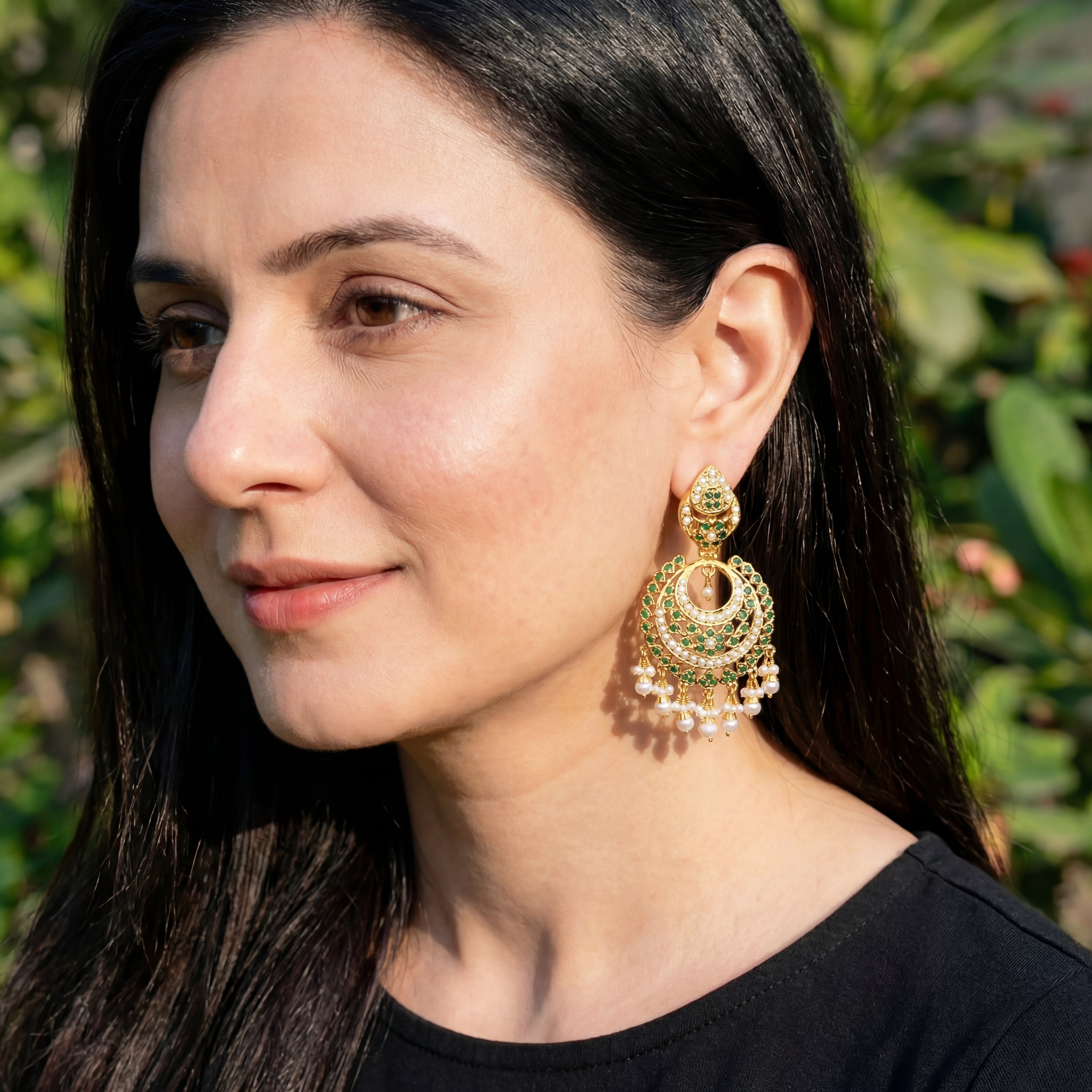 ఎమరాల్డ్ మరియు పెర్ల్ కాంబినేషన్ ER 420లో గోల్డ్ పాలిష్డ్ చంద్బాలీ చెవిపోగులు