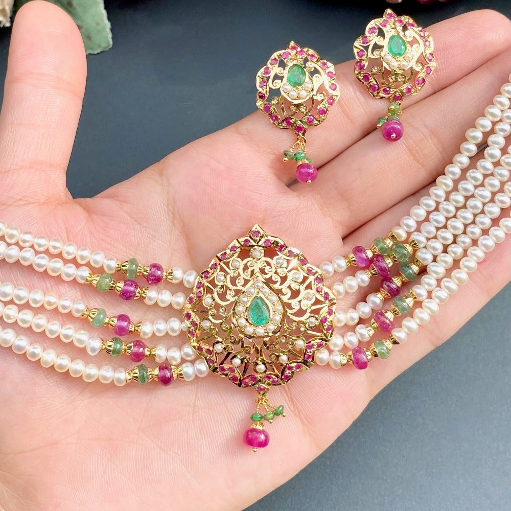 A Light and Elegant Jadau Choker Set in 22ct Gold GNS 095