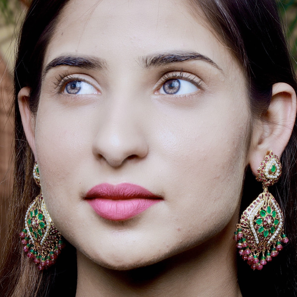 jadau earrings with emeralds