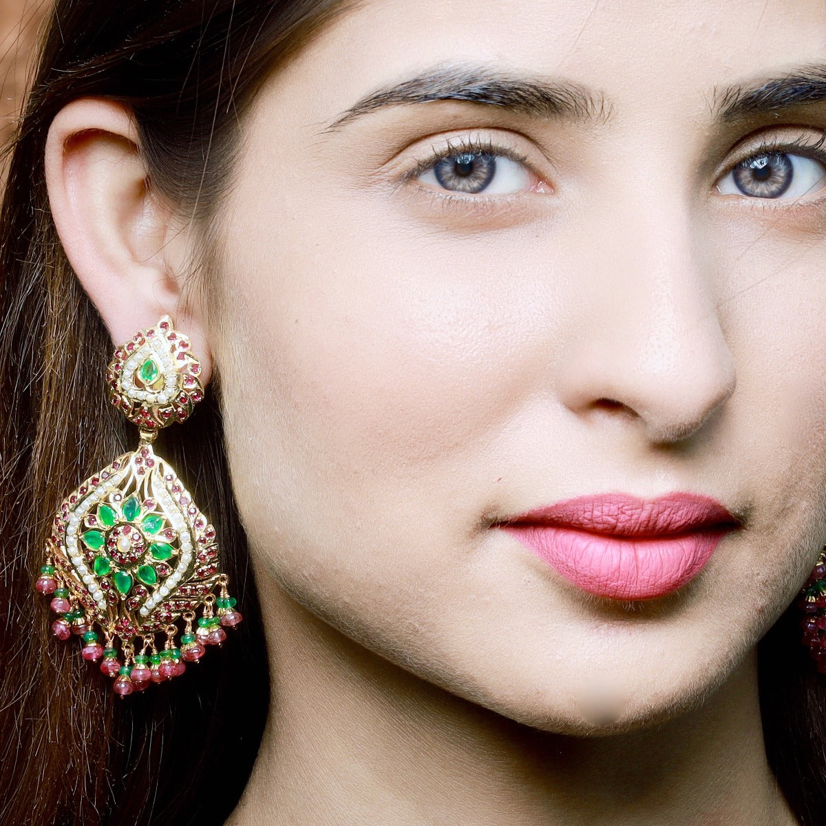 jadau earrings with emeralds
