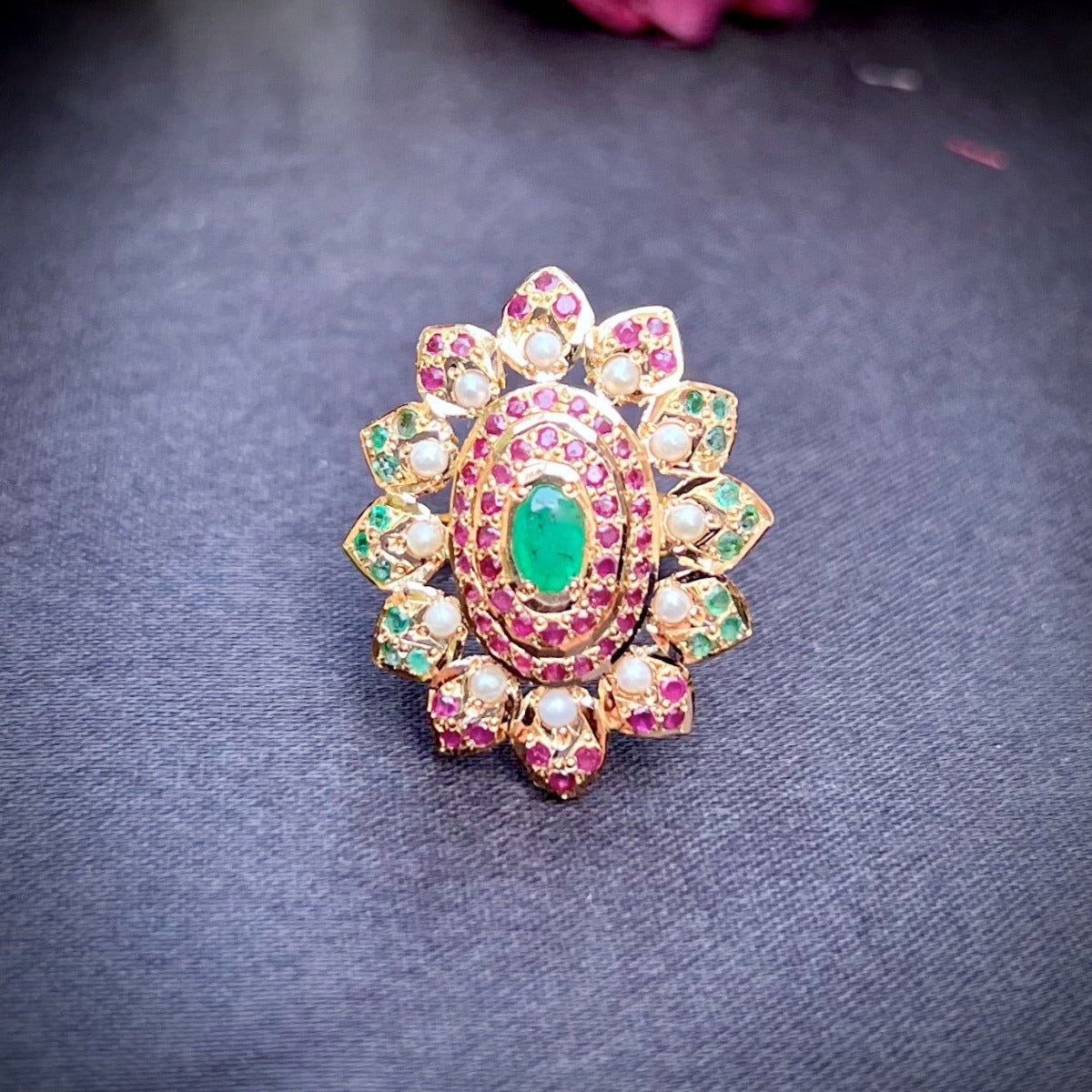 emerald punctuated 22k gold jadau ladies cocktail ringglr 012