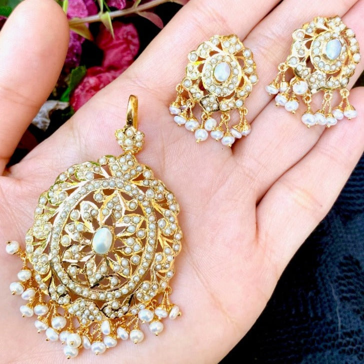 gold plated jadau pendant set with pearls
