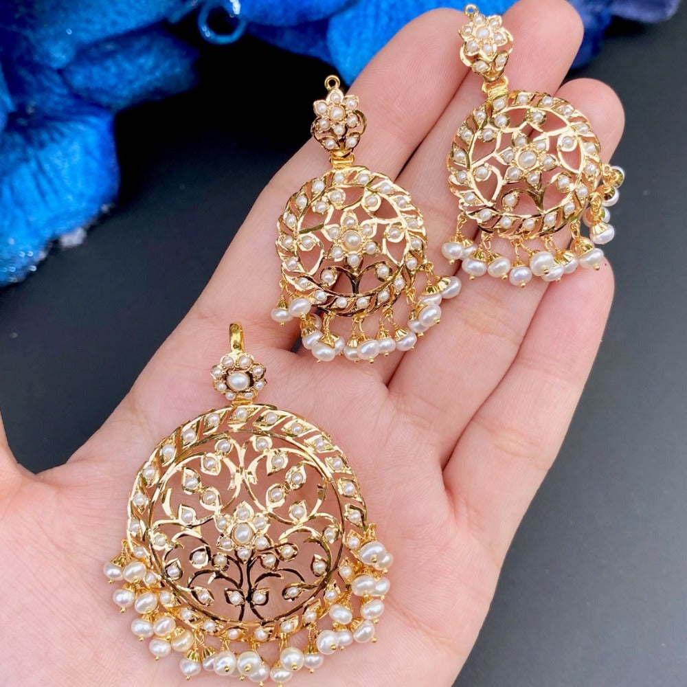 indo western pendant set in gold
