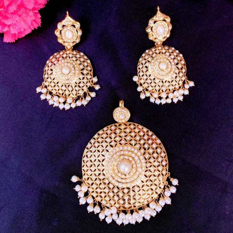 pearl pendant and earrings in gold plating