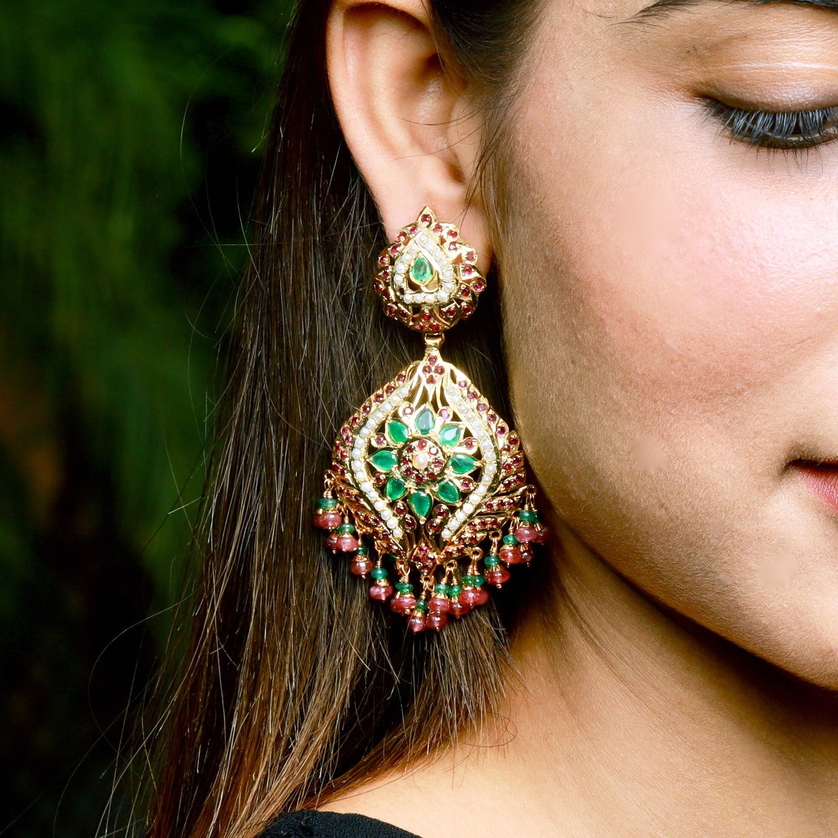 jadau earrings with emeralds