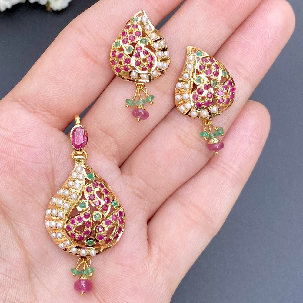 light weight gold pendant set