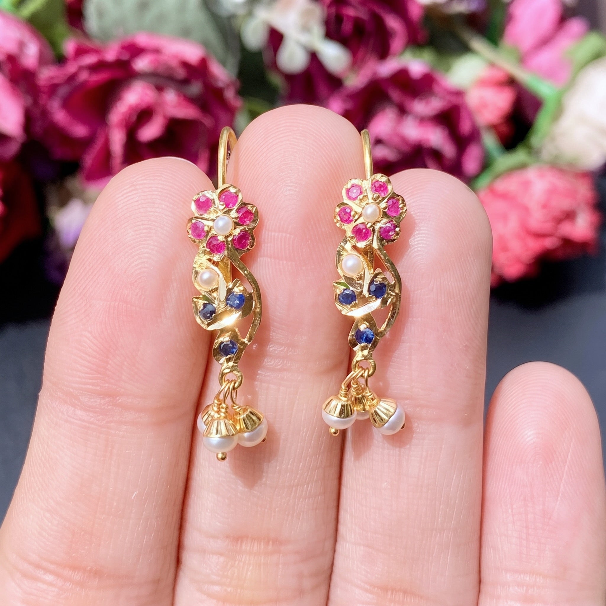 Simple & delicate fish hook earrings in 22ct Gold GER 106