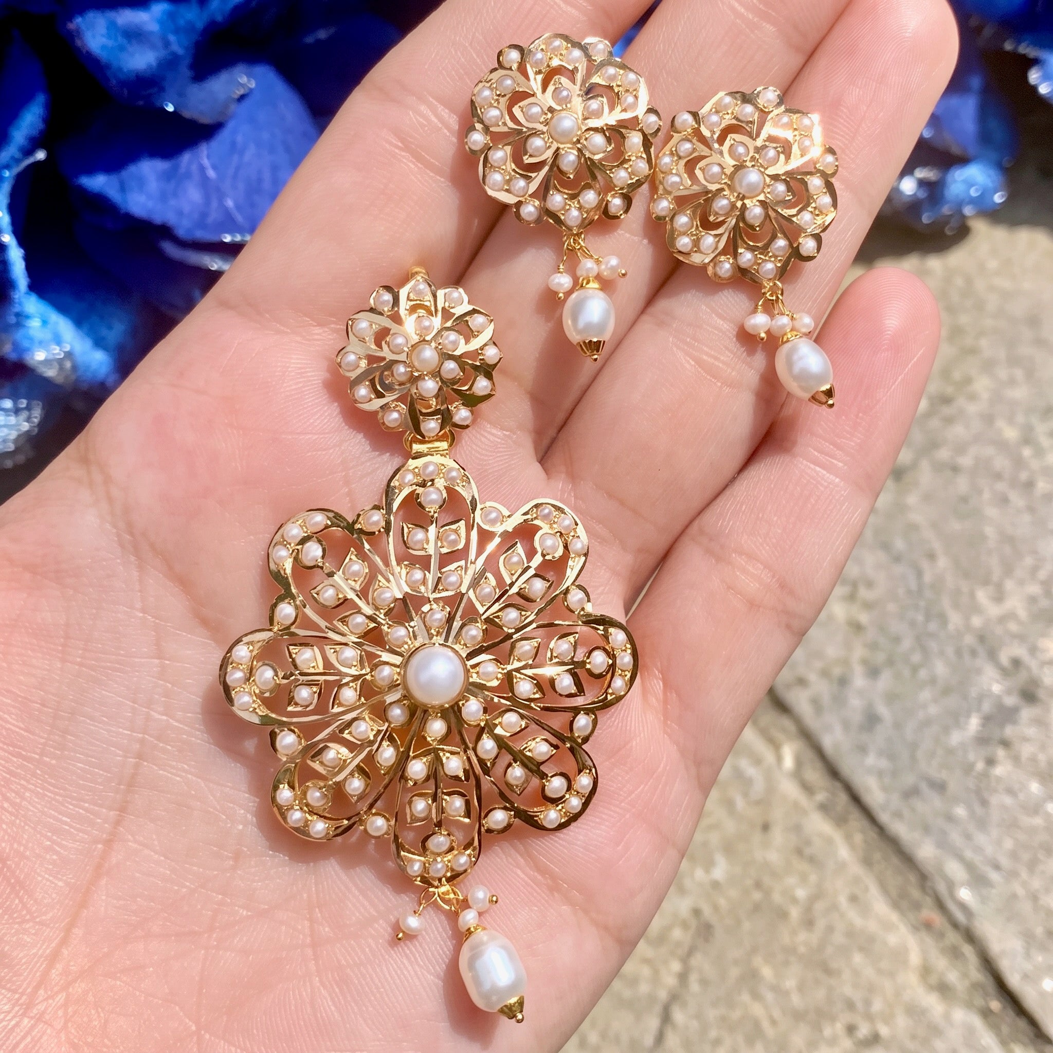 22k gold pendant set studded with pearls