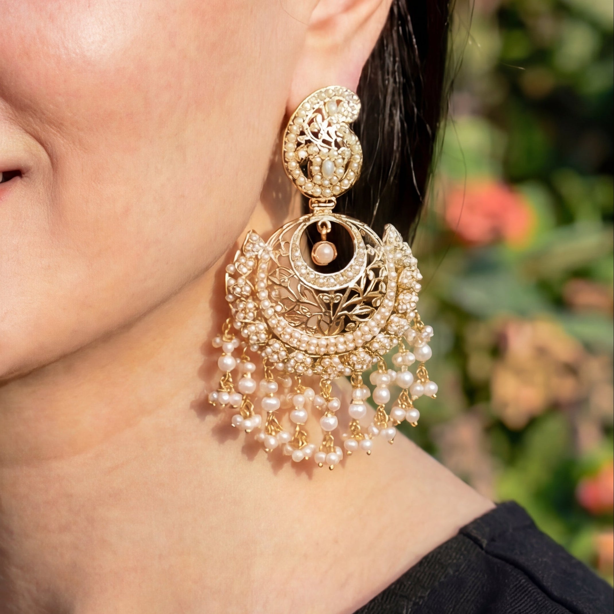 బంగారు పూత పూసిన వెండి ER 215లో పెర్ల్ జదౌ చంద్‌బాలీ చెవిపోగులు