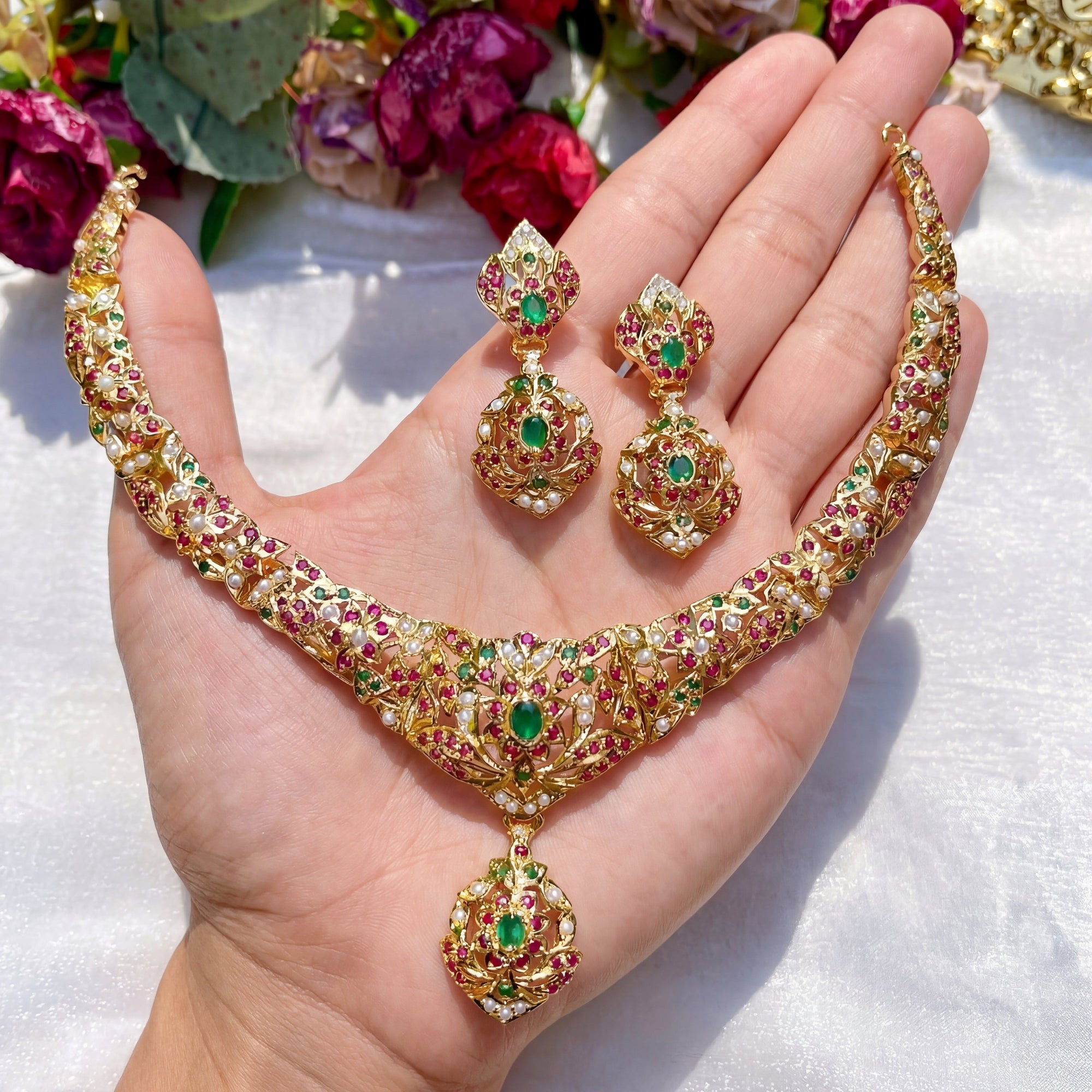 సాంప్రదాయ జడౌ టెక్నిక్ NS 042తో తయారు చేయబడిన బంగారు పూతతో కూడిన నెక్లెస్ వెండితో తయారు చేయబడింది