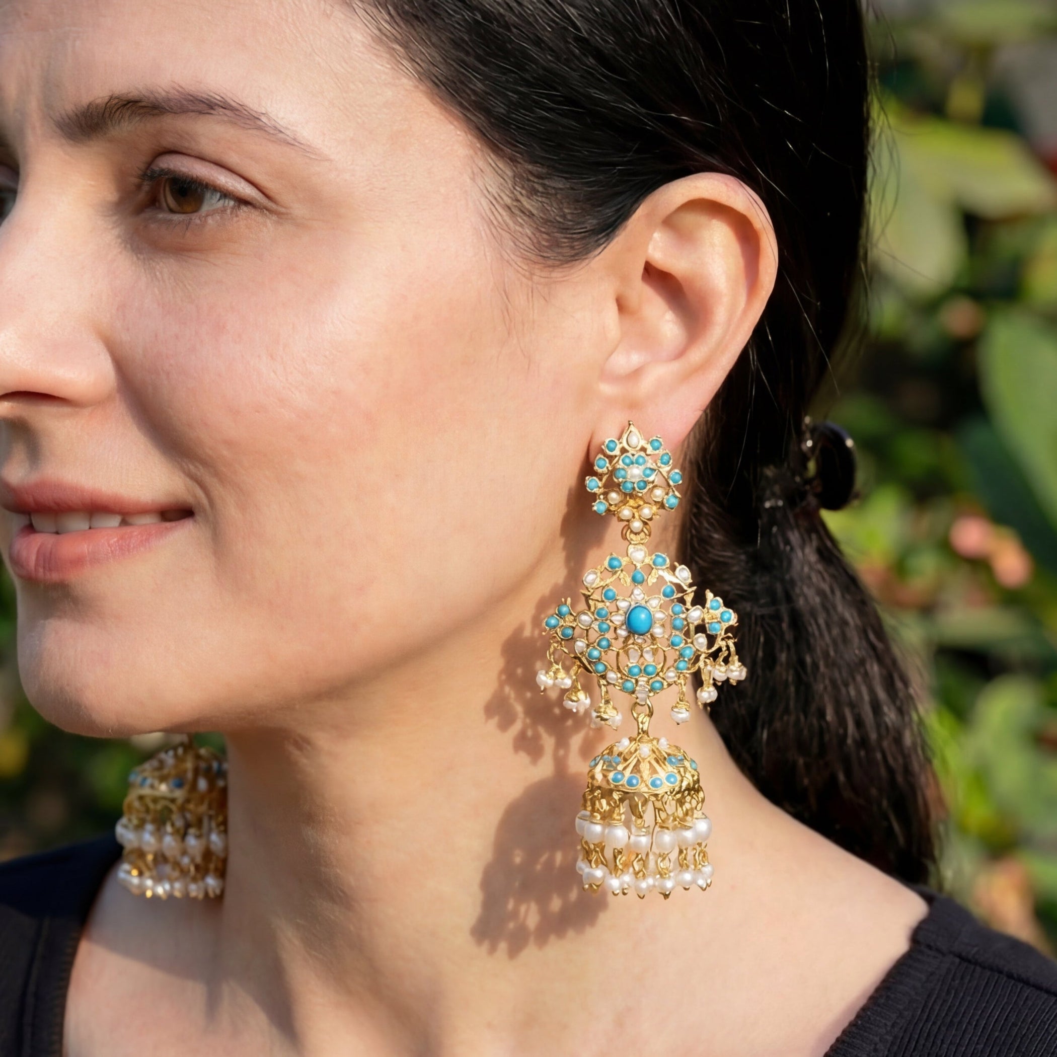 లాంగ్ పెర్ల్ &amp; ఫిరోజా ఝుమ్కా చెవిపోగులు | పురాతన డిజైన్ | గోల్డ్ ప్లేటింగ్ ER 331తో స్టెర్లింగ్ సిల్వర్