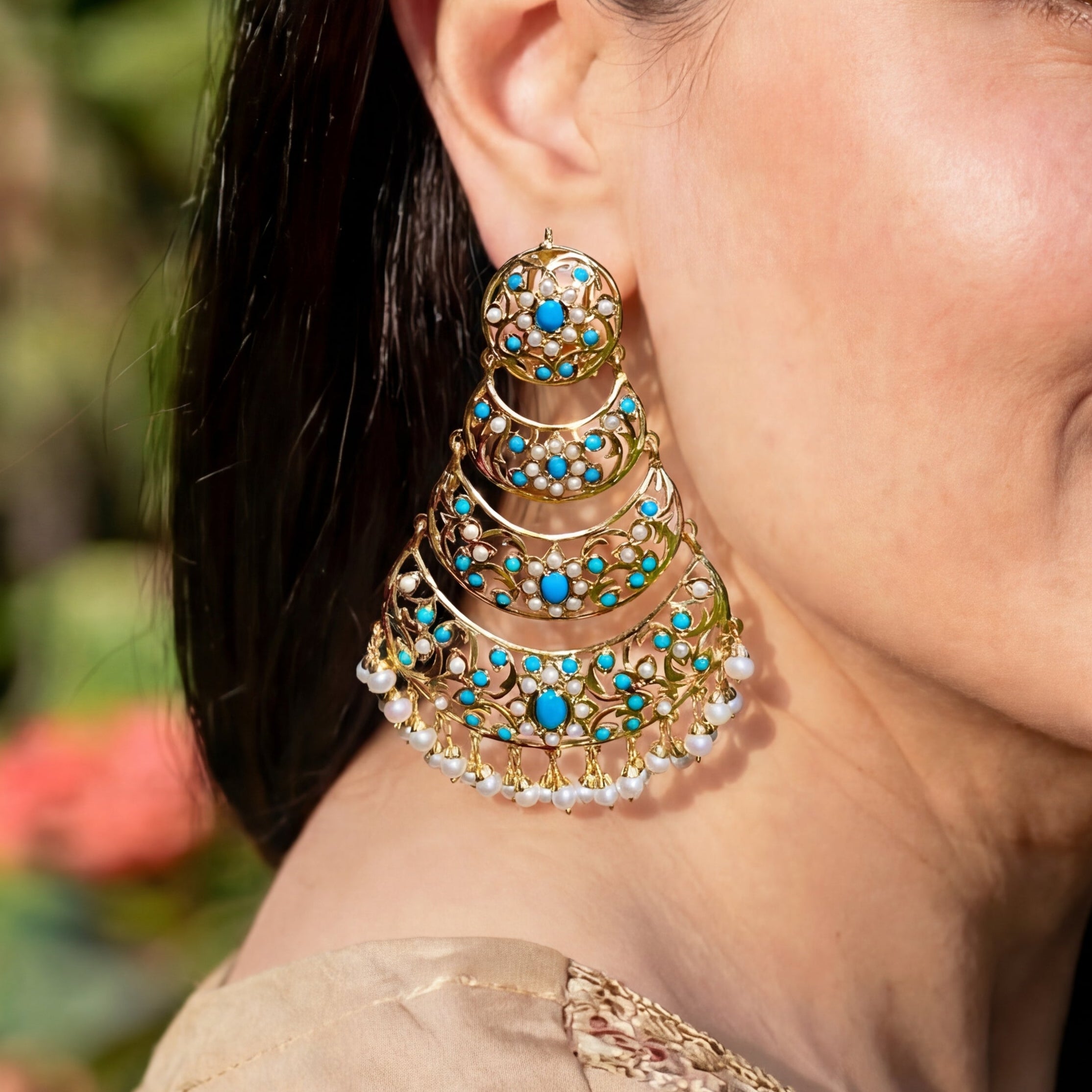 గోల్డ్ ప్లేటెడ్ స్టేట్‌మెంట్ డాంగ్లర్స్ | ముత్యాలు మరియు టర్కోయిస్ ER 335తో నిండి ఉంది