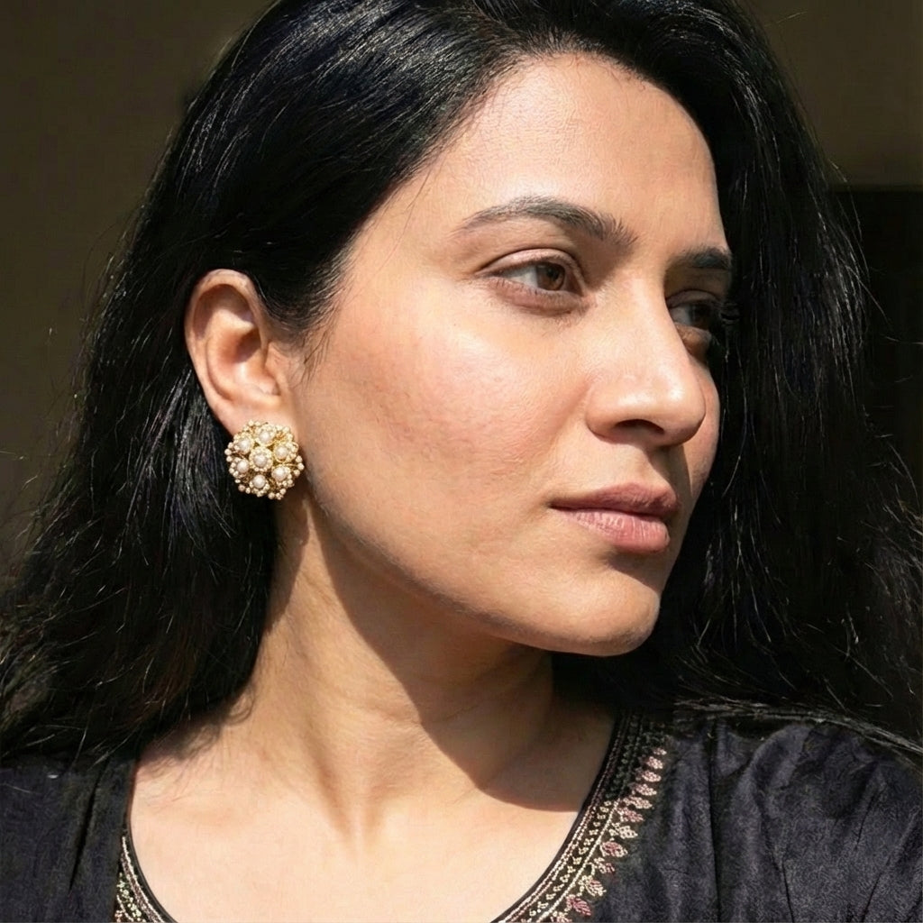 క్లాసిక్ హైదరాబాదీ పెర్ల్ స్టడ్ చెవిపోగులు | మహిళలకు రౌండ్ టాప్స్ | బంగారు పూతతో వెండి ER 636