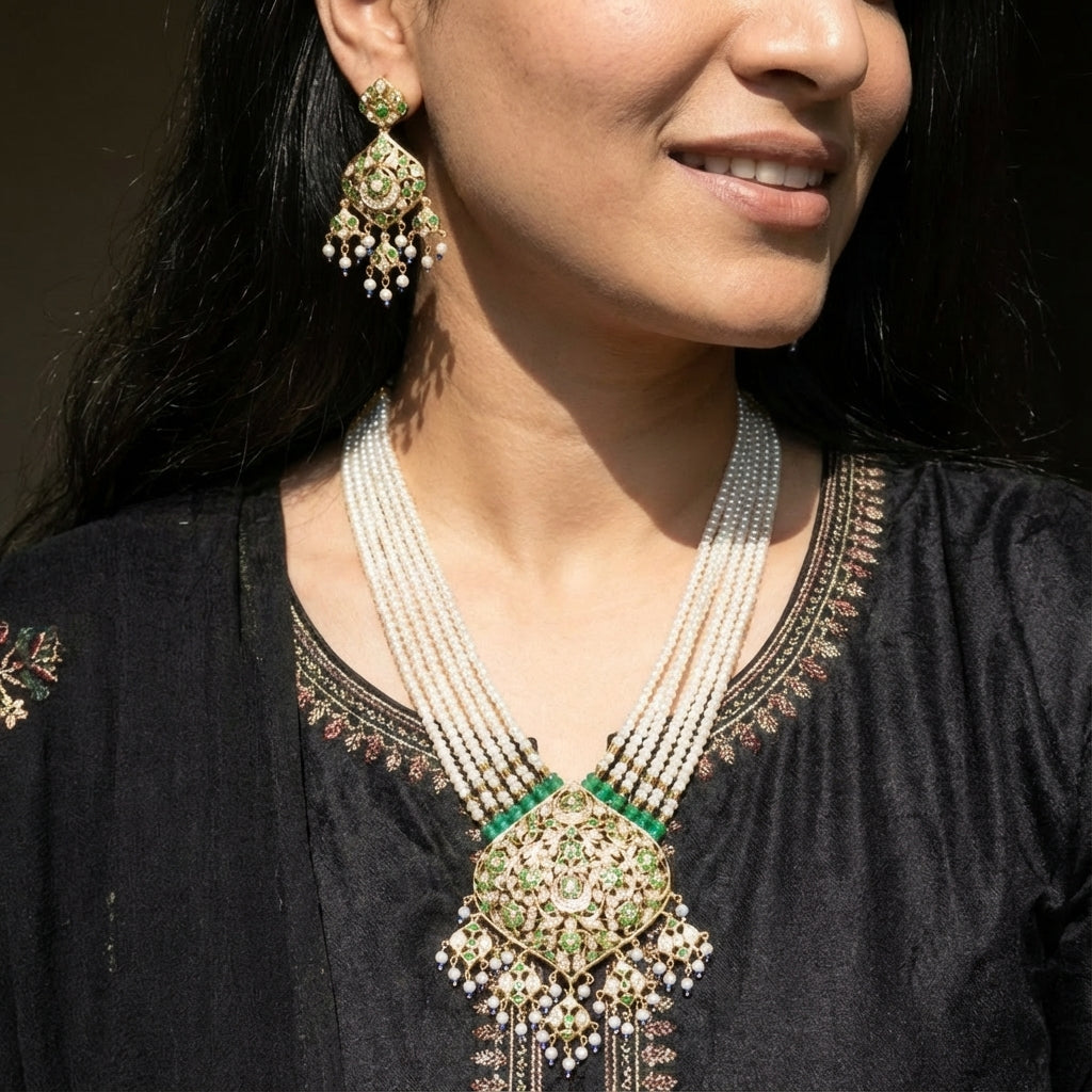 गोल्ड प्लेटेड रानी हार सेट ऑनलाइन खरीदें | असली मोती और पन्ना | स्टर्लिंग सिल्वर NS 071