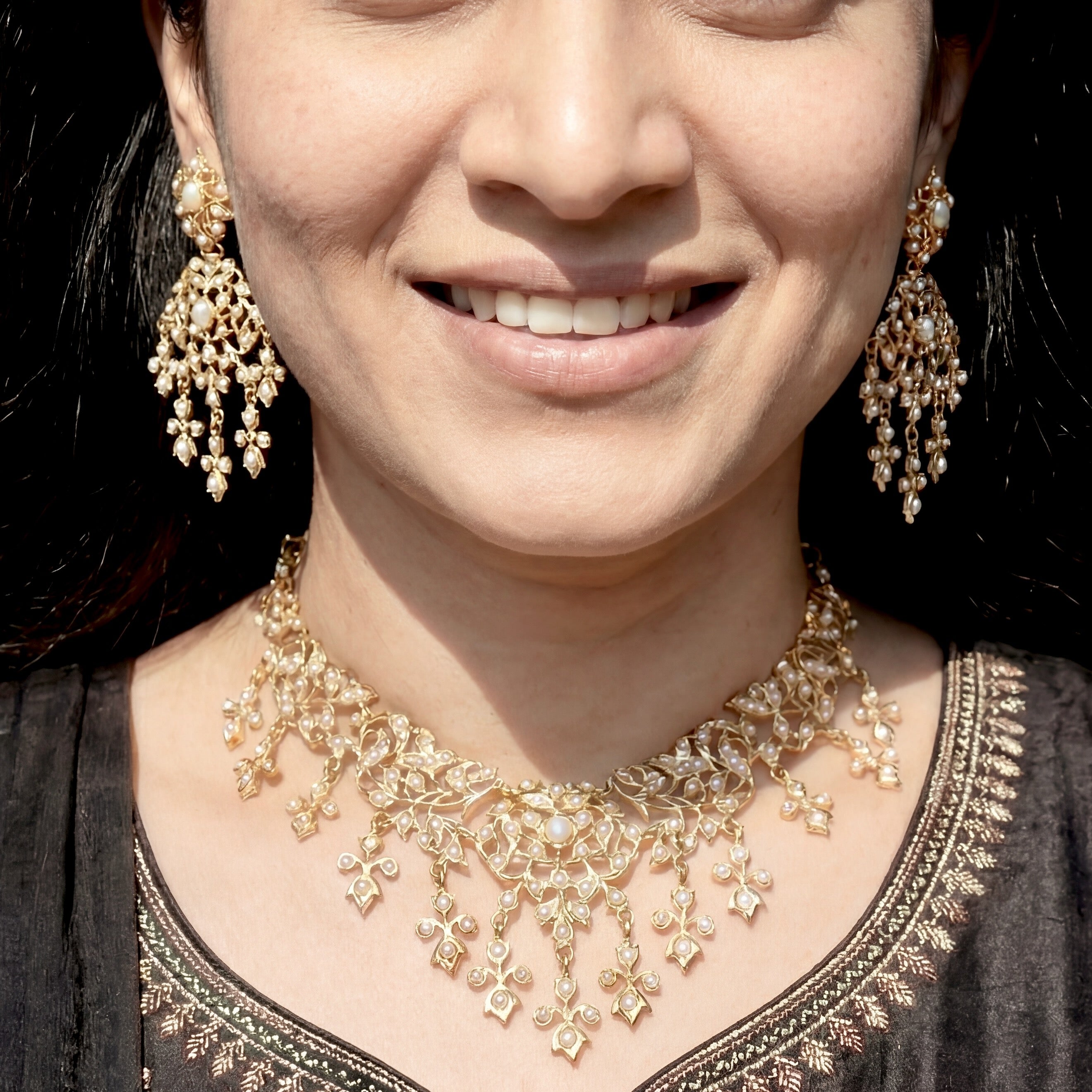 एंटीक लुक नेकलेस सेट | गोल्ड पॉलिश स्टर्लिंग सिल्वर | ताजे पानी के मोतियों से जड़ा हुआ NS 090A