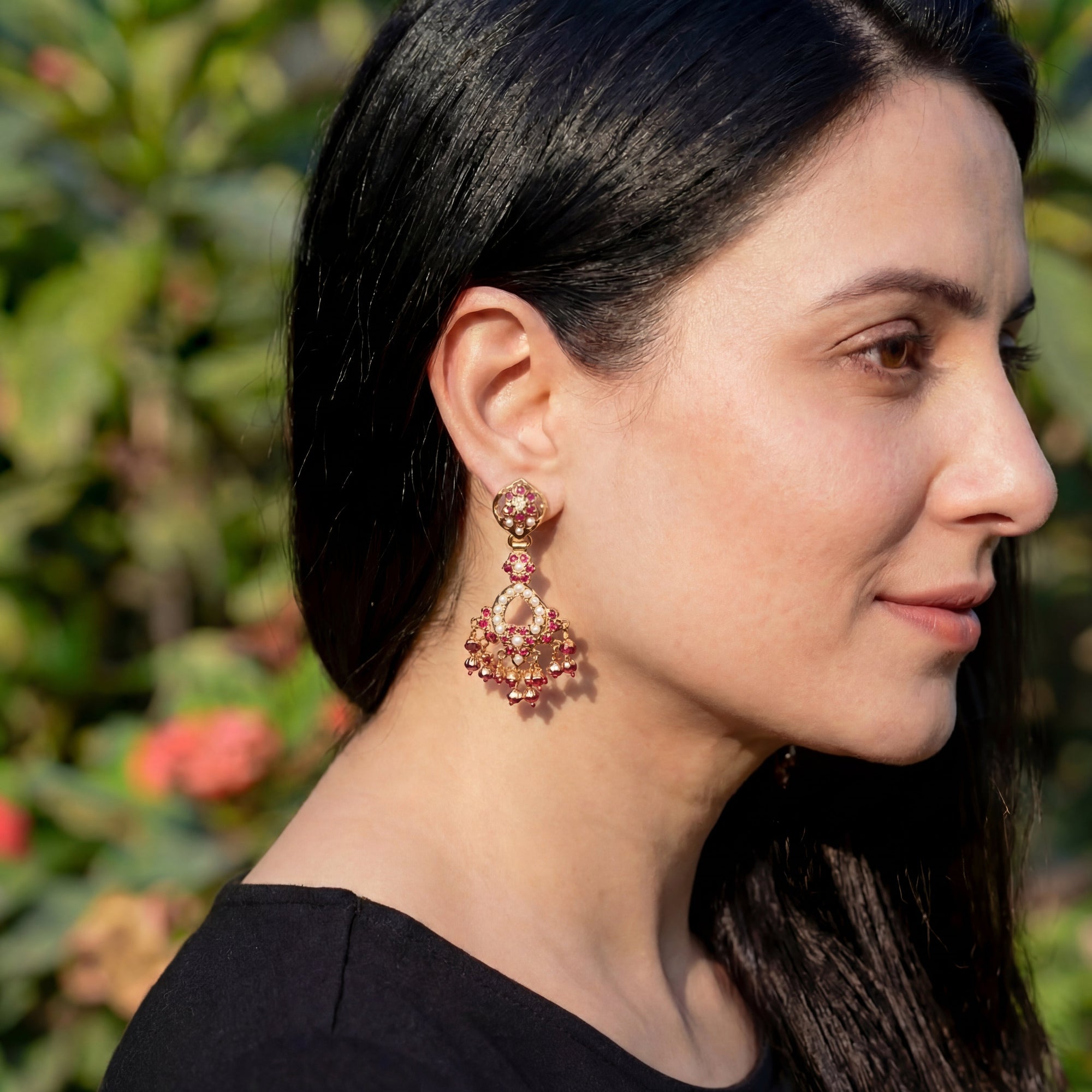 డెయింటీ రూబీ &amp; పెర్ల్ చెవిపోగులు | జడౌ చెవిపోగులు బంగారు పూత ER 635