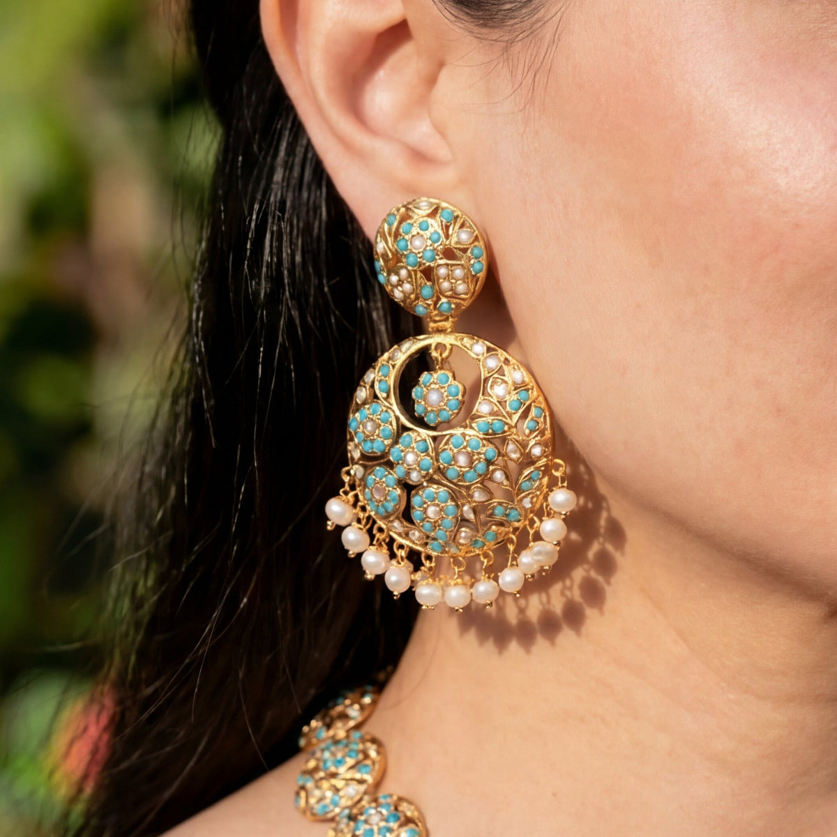 చంద్‌బాలీ చెవిపోగులతో కూడిన పూల ఫిరోజా మరియు ముత్యాల హారము | ఫిరోజా నెక్లెస్ సెట్ | NS 284