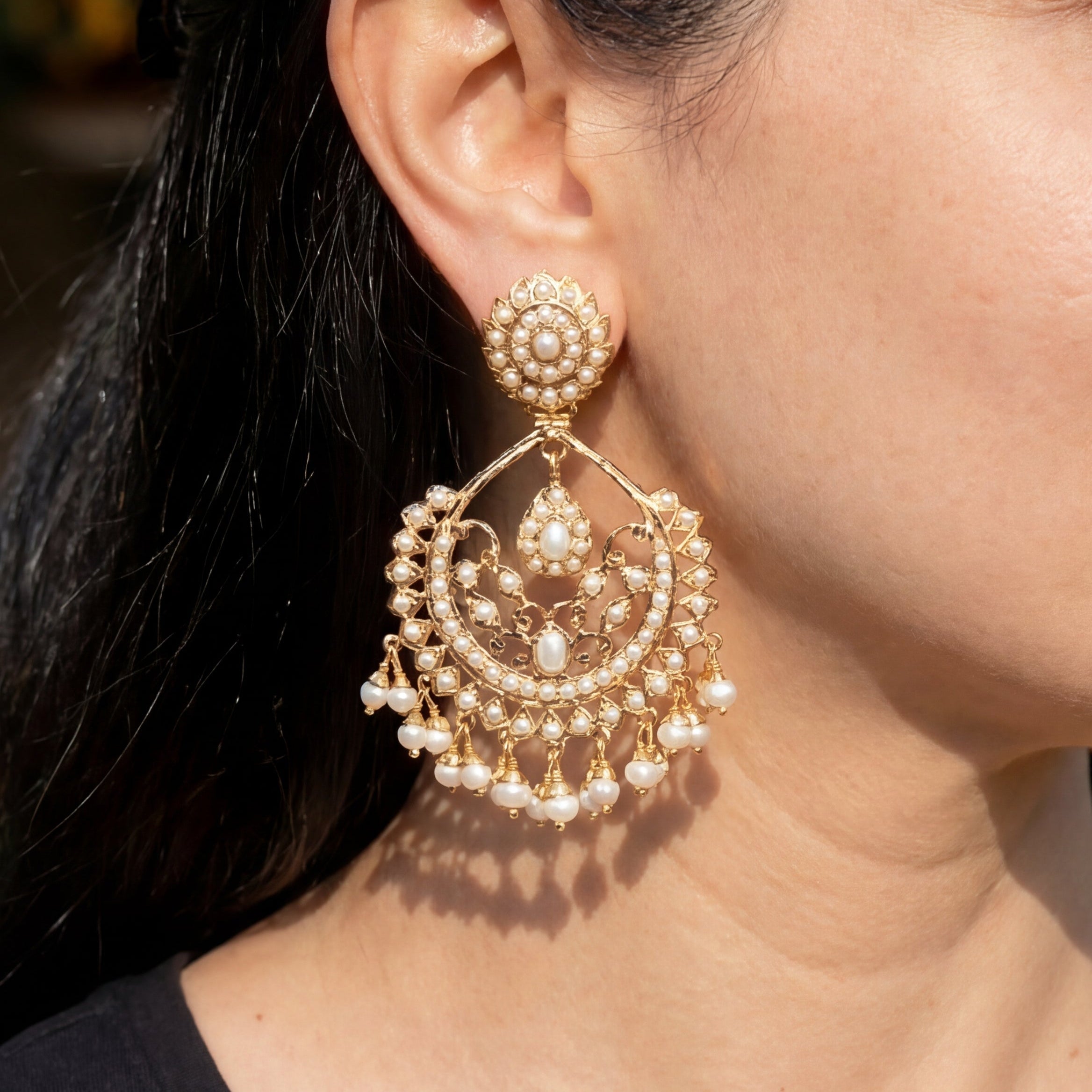 925 స్టెర్లింగ్ సిల్వర్‌లో చేతితో తయారు చేసిన పెర్ల్ చంద్‌బాలీ చెవిపోగులు | బంగారు పూత పూసిన చెవిపోగులు | ER 683