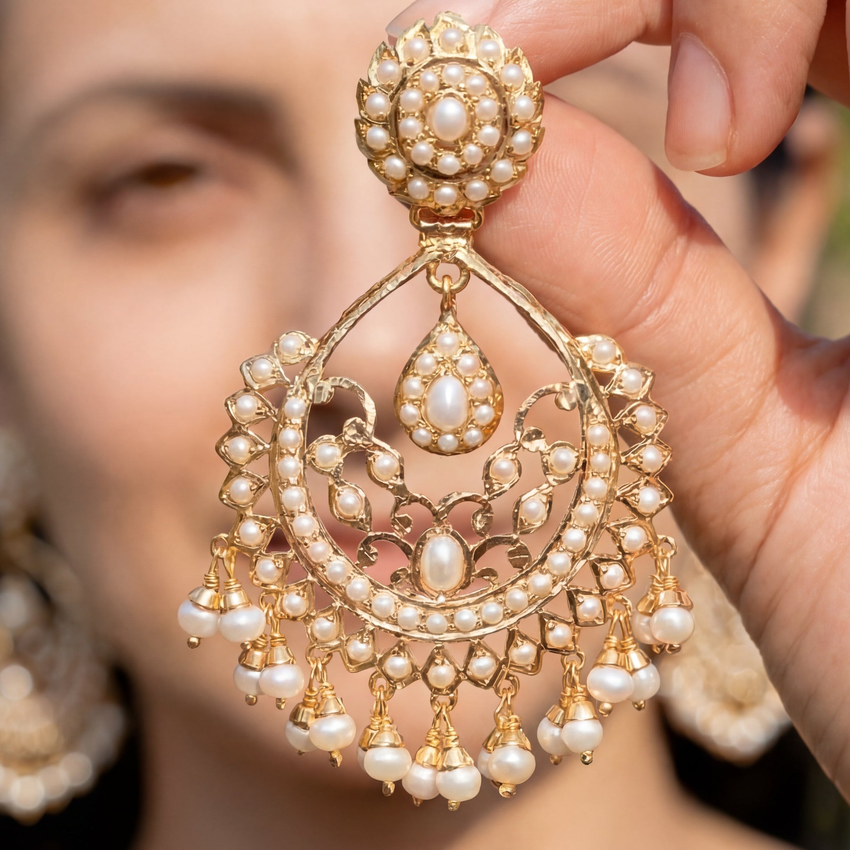 925 స్టెర్లింగ్ సిల్వర్‌లో చేతితో తయారు చేసిన పెర్ల్ చంద్‌బాలీ చెవిపోగులు | బంగారు పూత పూసిన చెవిపోగులు | ER 683