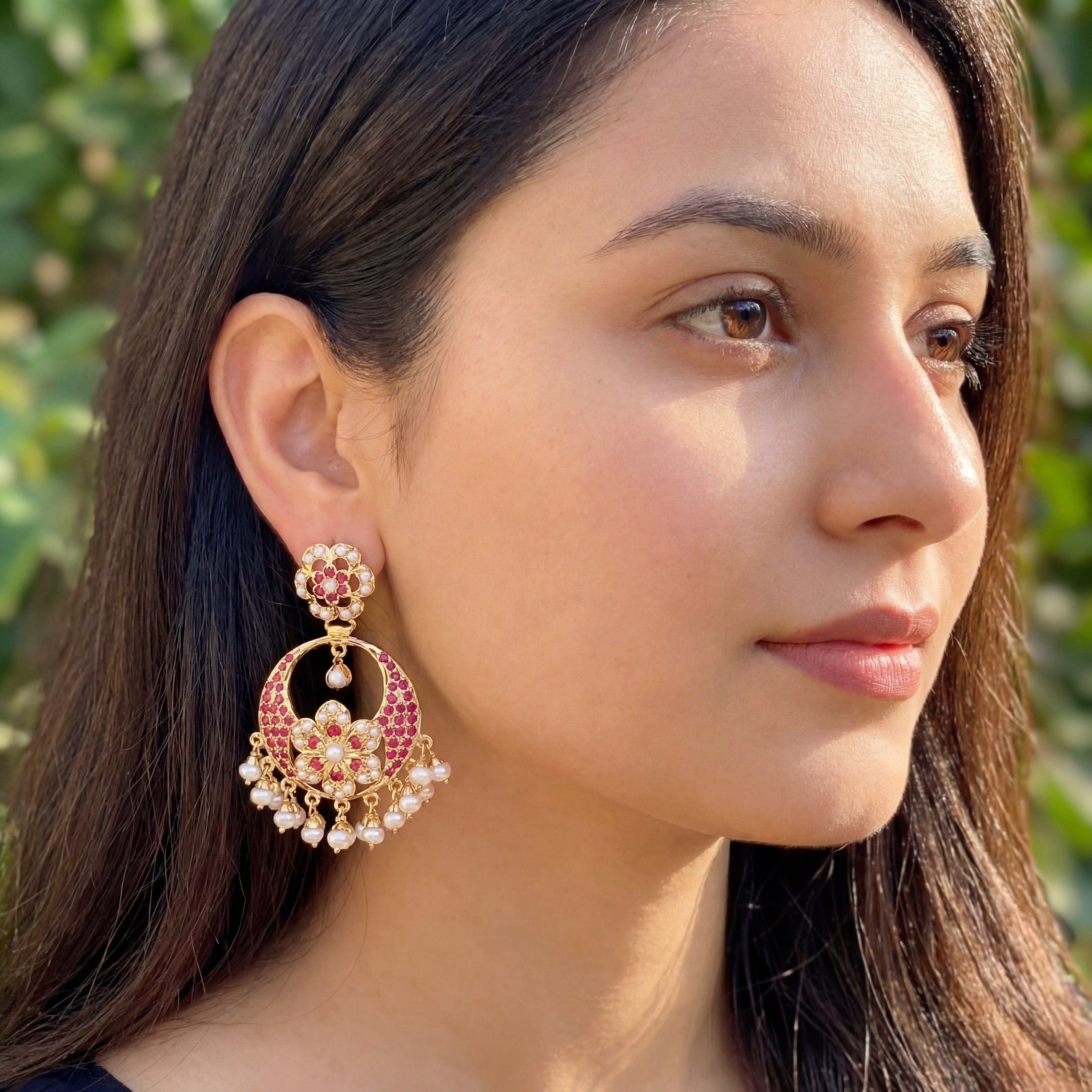चाँदबाली / बृजबाला इयररिंग सिल्वर में 22K गोल्ड प्लेटेड रूबी और मोती से जड़ी ER 439
