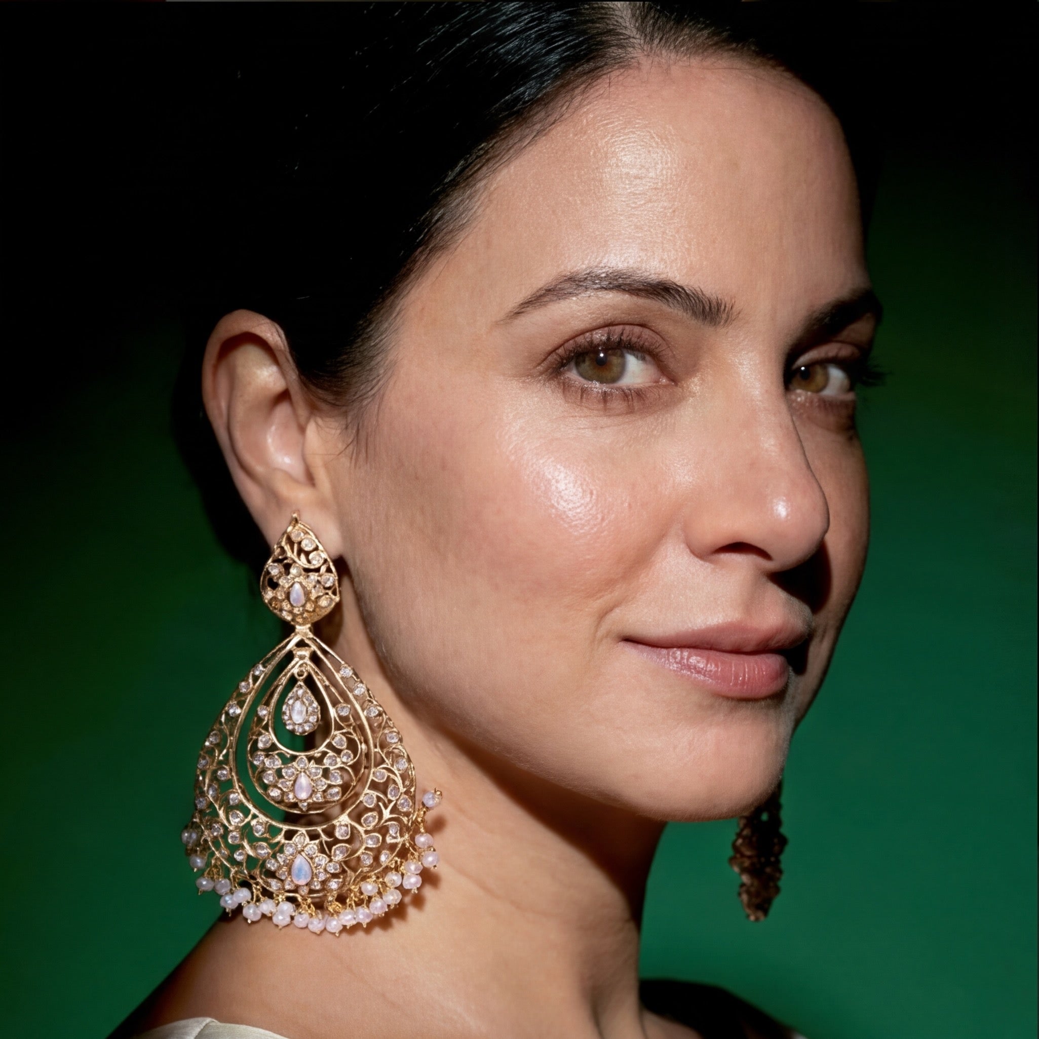 स्टर्लिंग सिल्वर ER 382A पर गोल्ड प्लेटेड पर्ल डैंग्लर