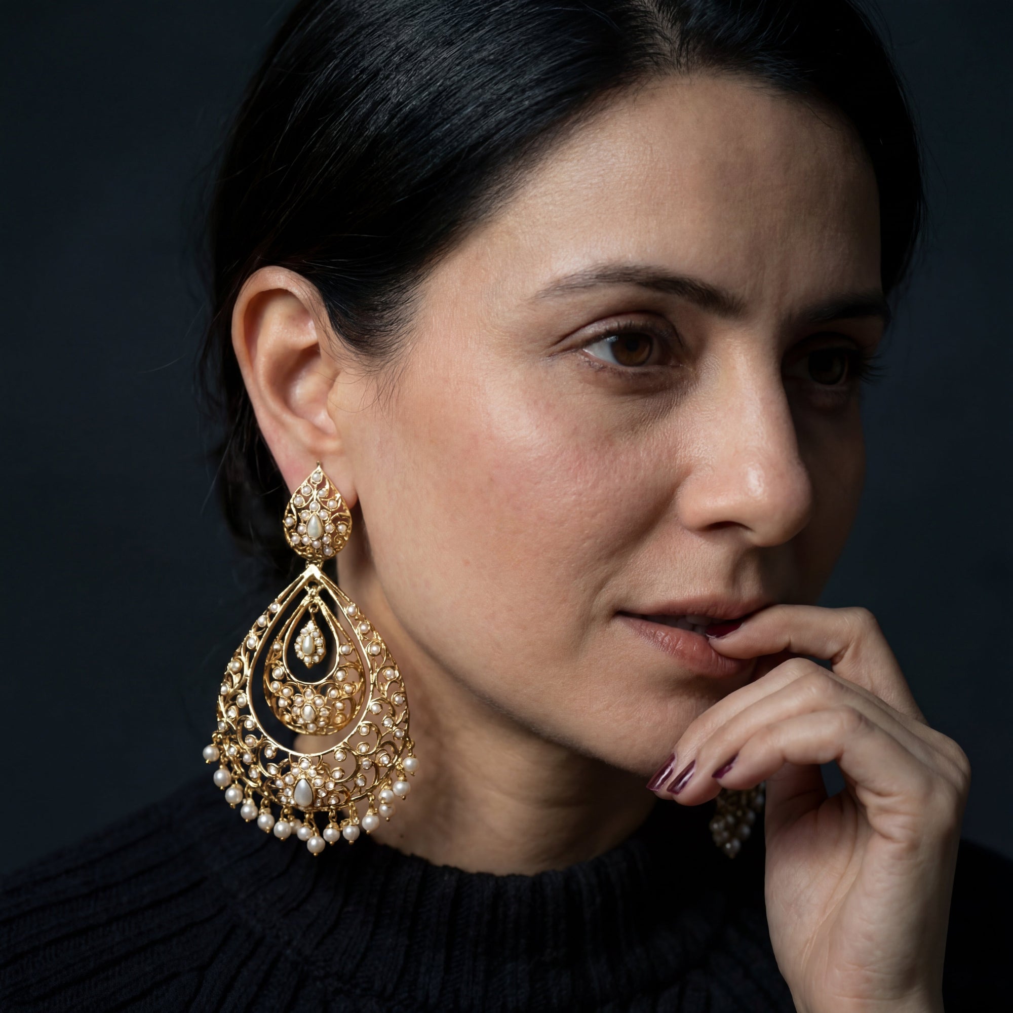 स्टर्लिंग सिल्वर ER 382A पर गोल्ड प्लेटेड पर्ल डैंग्लर