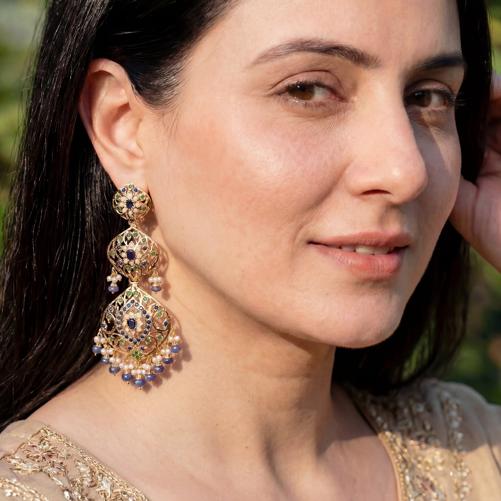 ప్రీమియం నాణ్యమైన బంగారు పూతతో కూడిన ఆభరణాలు | మహిళల కోసం లాంగ్ స్టోన్ చెవిపోగులు ER 632