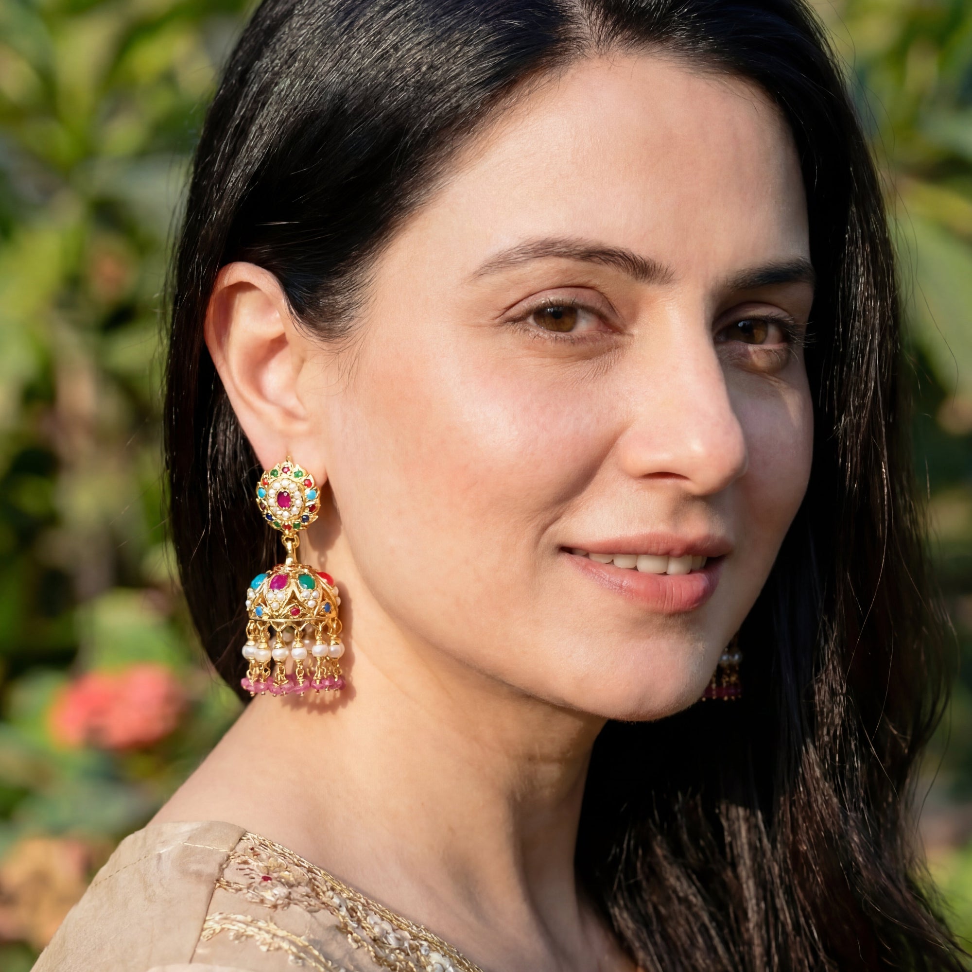 జడౌ టెక్నిక్ ER 141Aతో చేసిన వెండిలో బంగారు పూత పూసిన నవరత్న ఝుమ్కా చెవిపోగులు