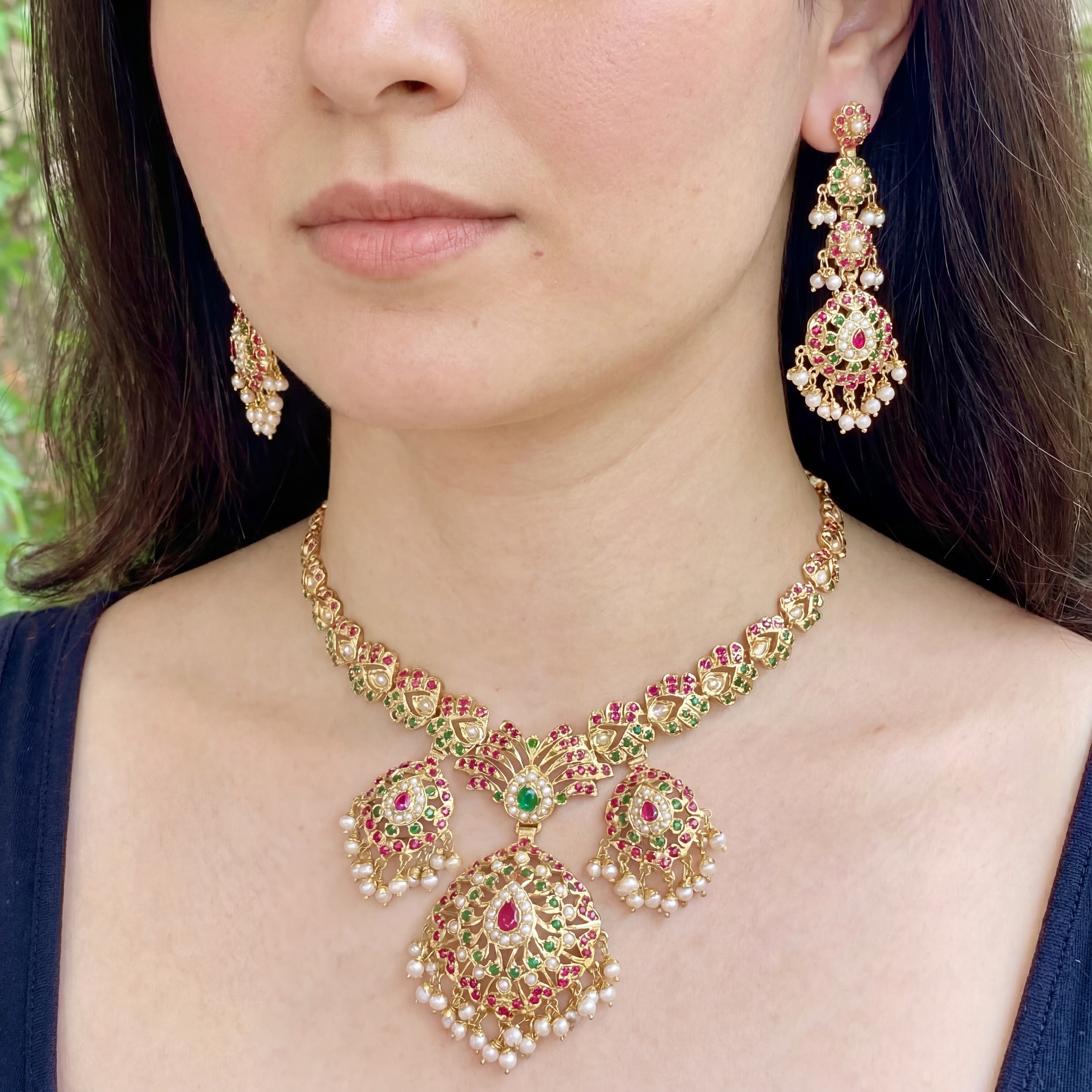 गोल्ड प्लेटेड नेकलेस सेट | पत्थरों और मोतियों से अलंकृत NS 203