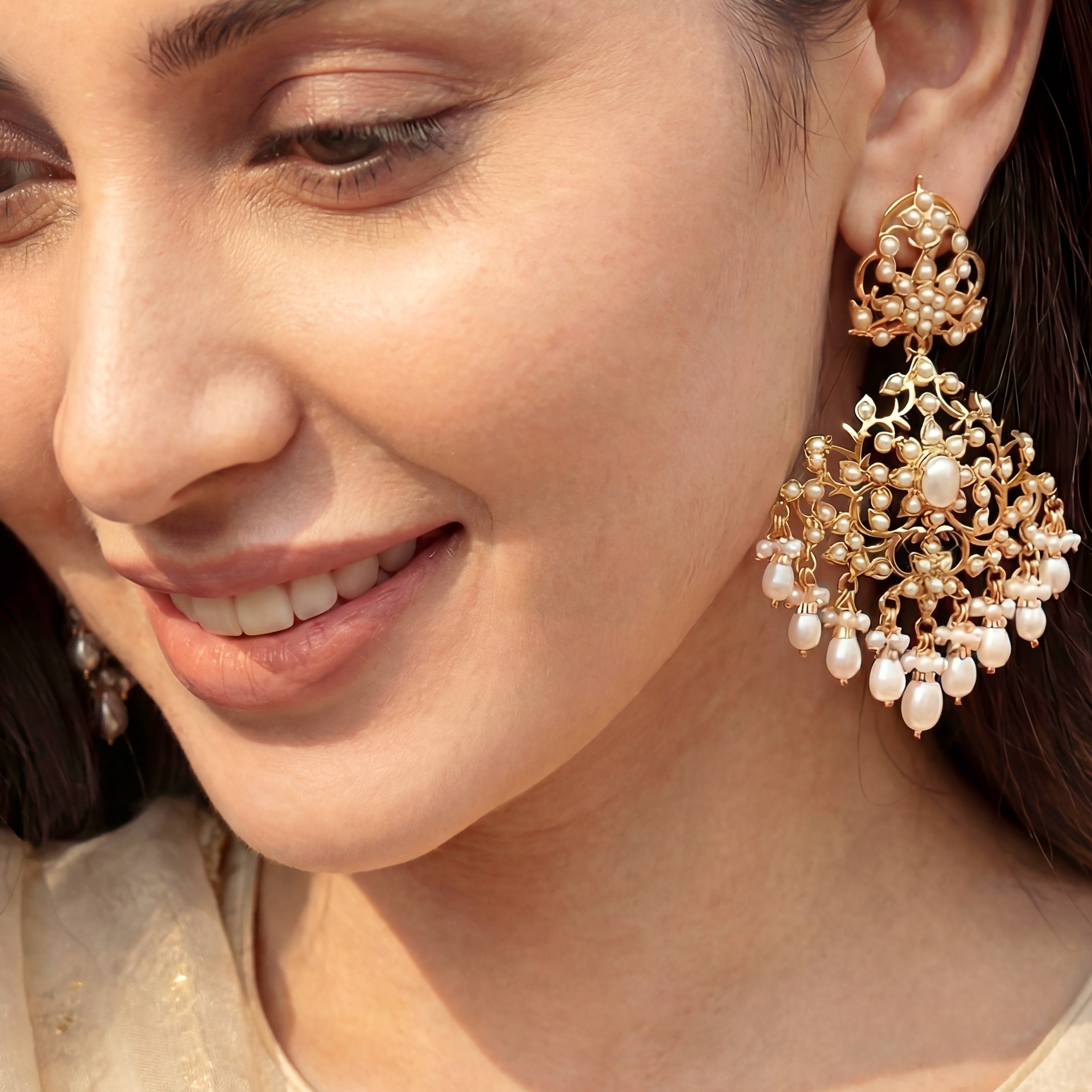 गोल्ड प्लेटेड सिल्वर ER 170 में मोतियों के साथ स्टेटमेंट जड़ाऊ इयररिंग सेट