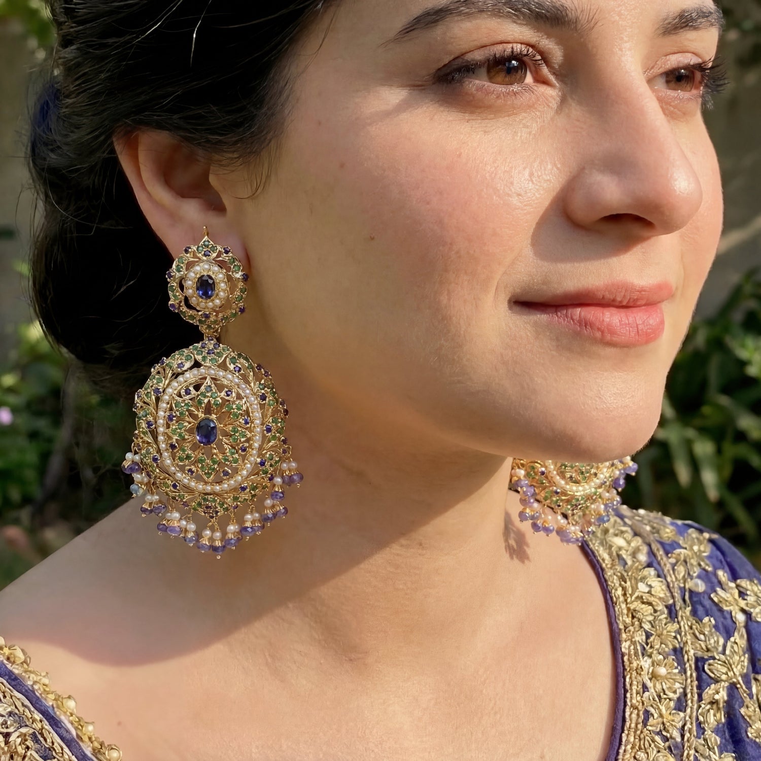 బంగారు పూత పూసిన వెండి ER 516లో పచ్చ నీలమణి ముత్యాల చెవిపోగులు