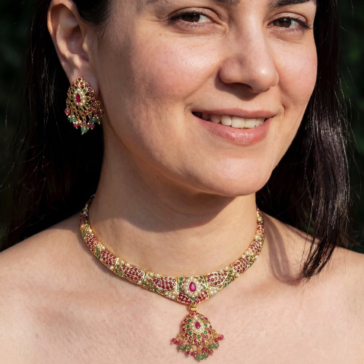 गोल्ड प्लेटेड सिल्वर में नाज़ुक मल्टीकलर जड़ाऊ नेकलेस सेट NS 185