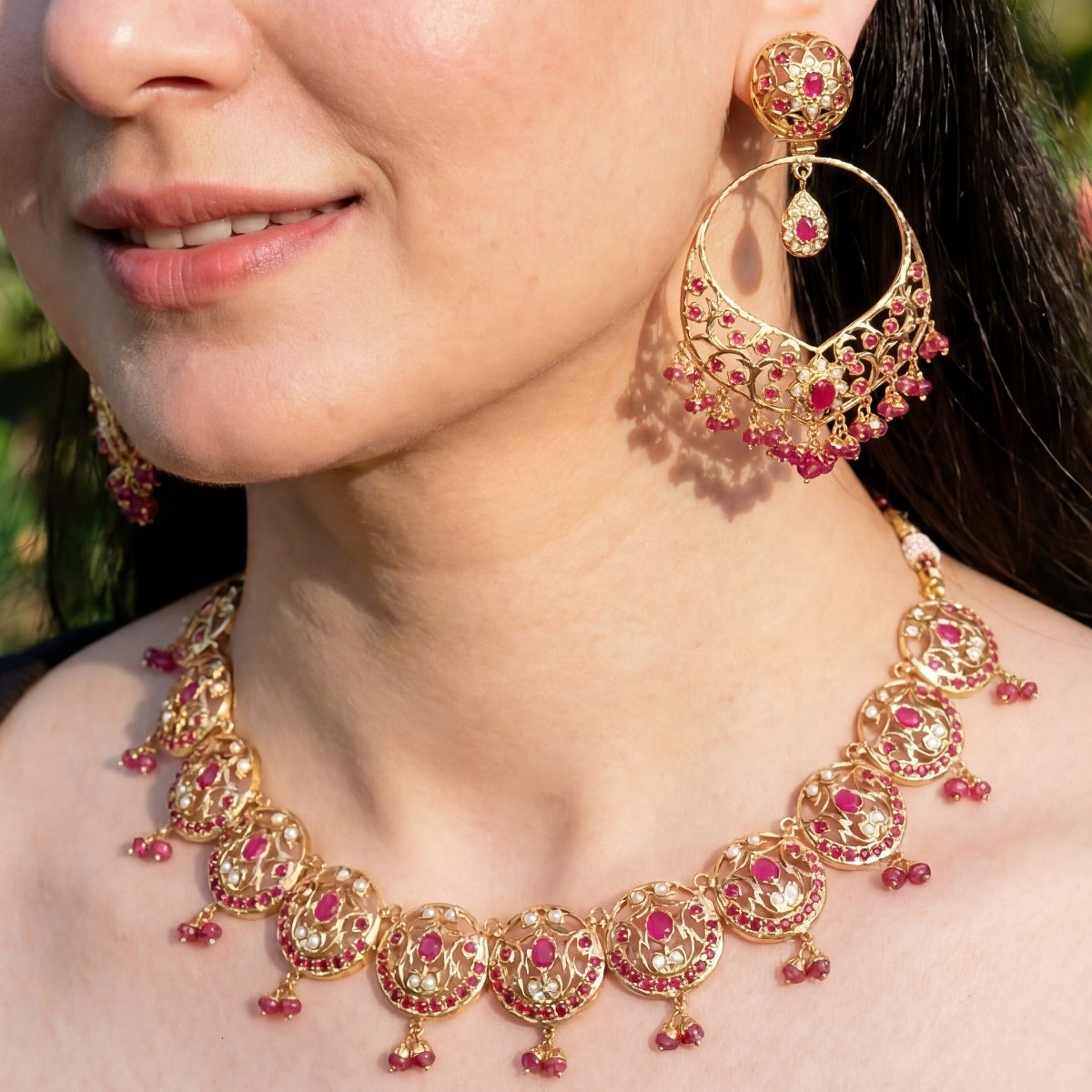స్టేట్‌మెంట్ చెవిపోగులతో సున్నితమైన రూబీ నెక్లెస్ | జదౌ ఆభరణాలు | NS 309