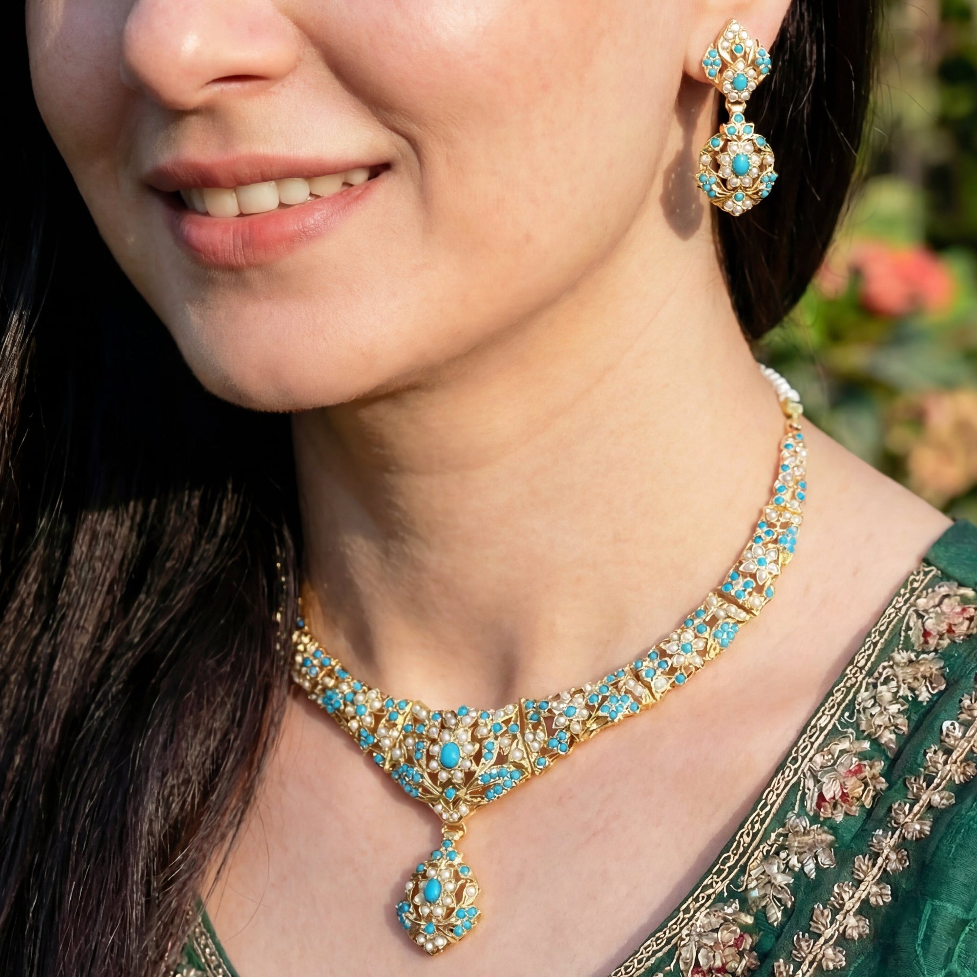 గోల్డ్ ప్లేటెడ్ సిల్వర్ NS 130లో సెట్ చేయబడిన పెర్ల్ ఫిరోజా జదౌ నెక్లెస్