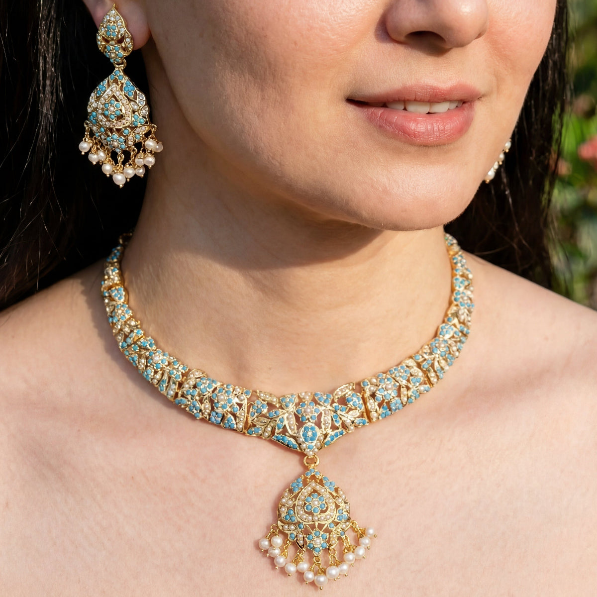 పాత ప్రపంచ ఆకర్షణ ఆభరణాలు | క్లాసిక్ పెర్ల్ మరియు టర్కోయిస్ సెట్ | బంగారు పూతతో కూడిన వెండి NS 188